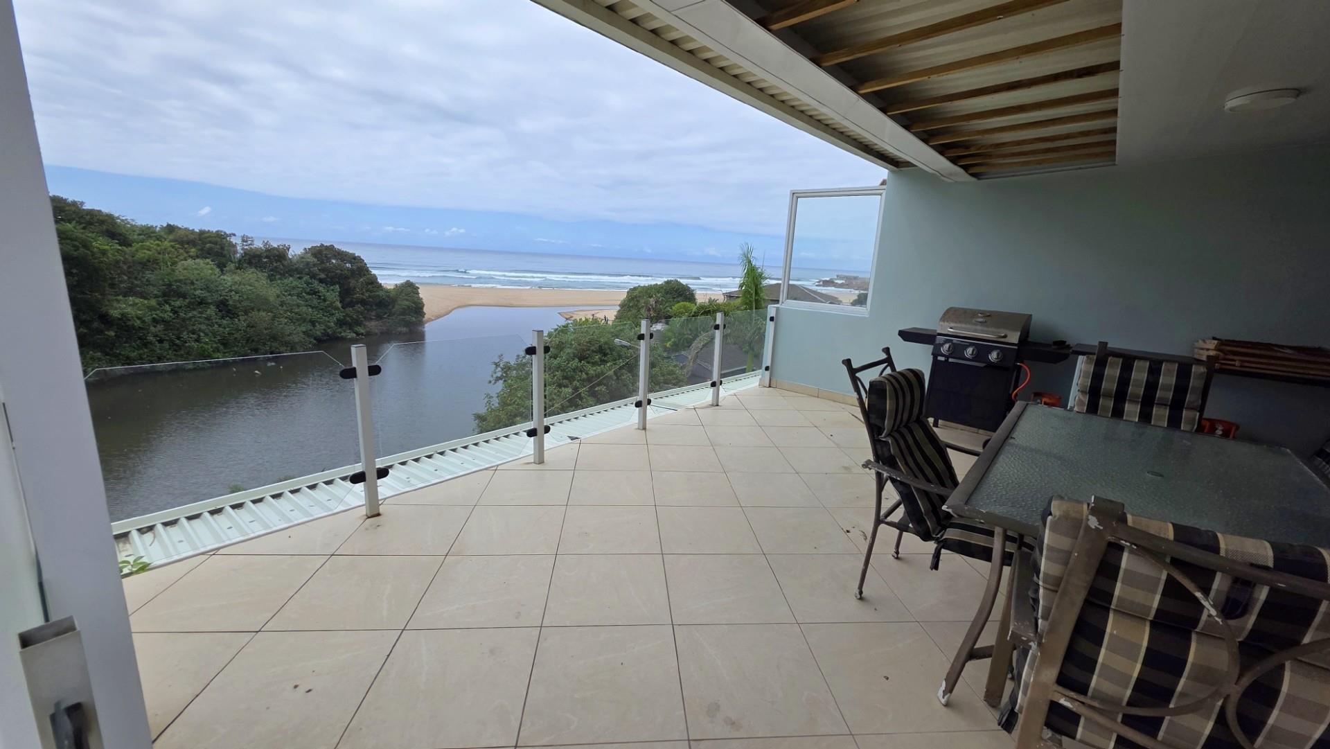Spacious 3 bedroom beachfront Apartment on Margate Beachfront
