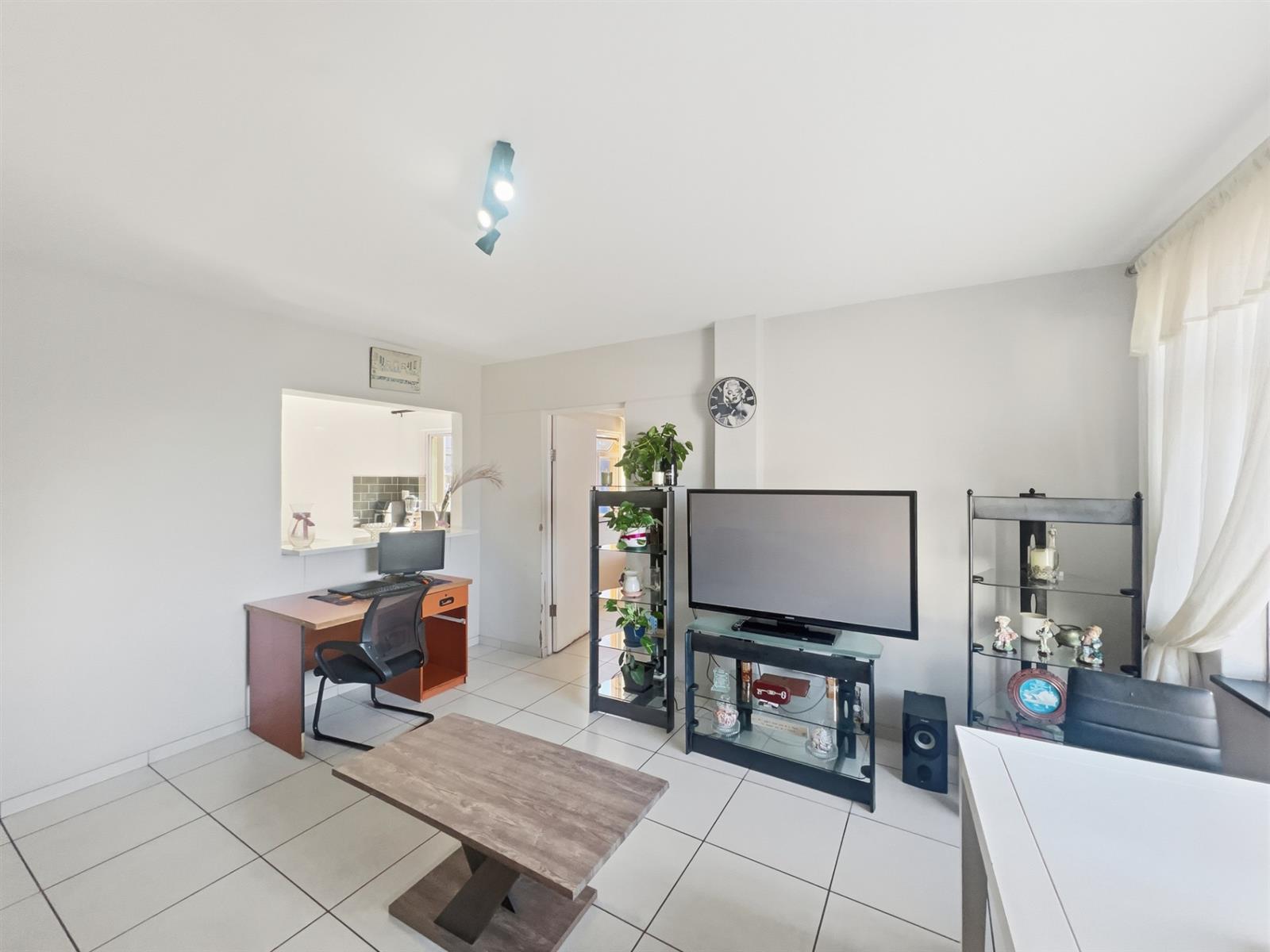 Neat as a Pin! 3 Bedroom Apartment For Sale in South Beach, Durban, KwaZulu-Natal