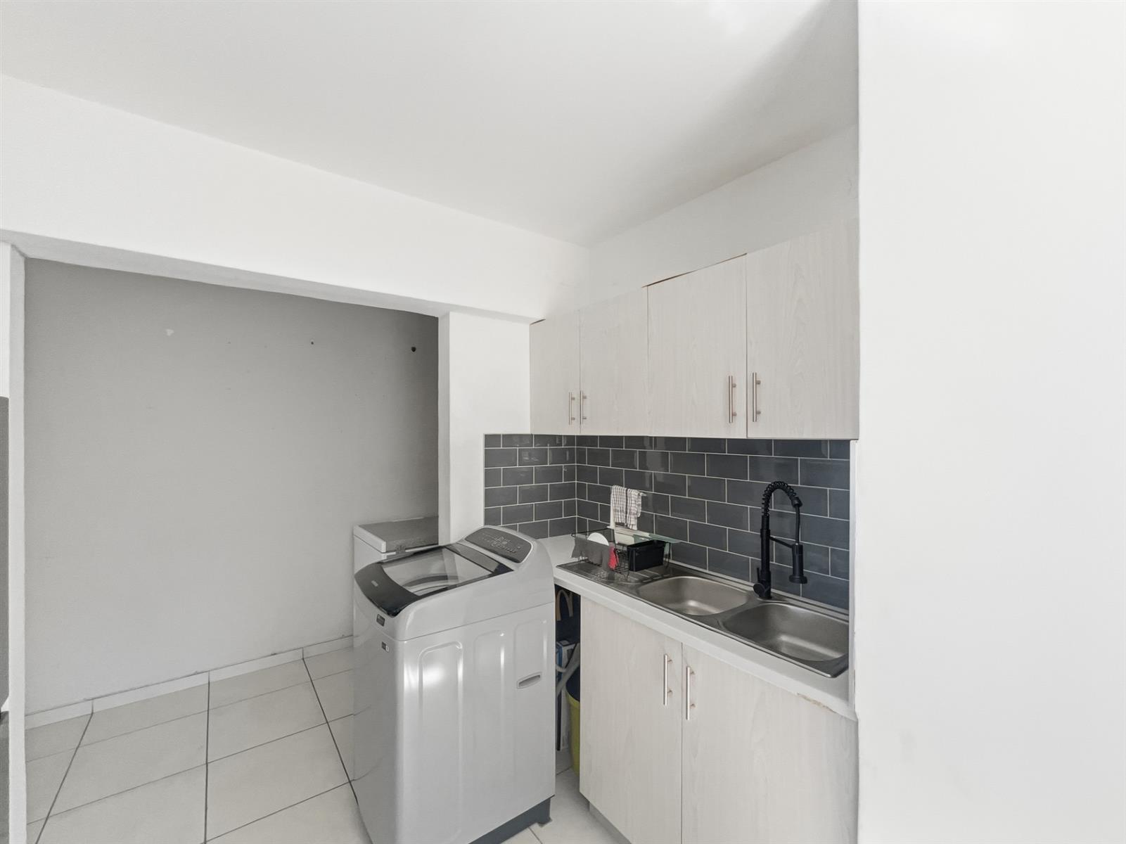 Neat as a Pin! 3 Bedroom Apartment For Sale in South Beach, Durban, KwaZulu-Natal