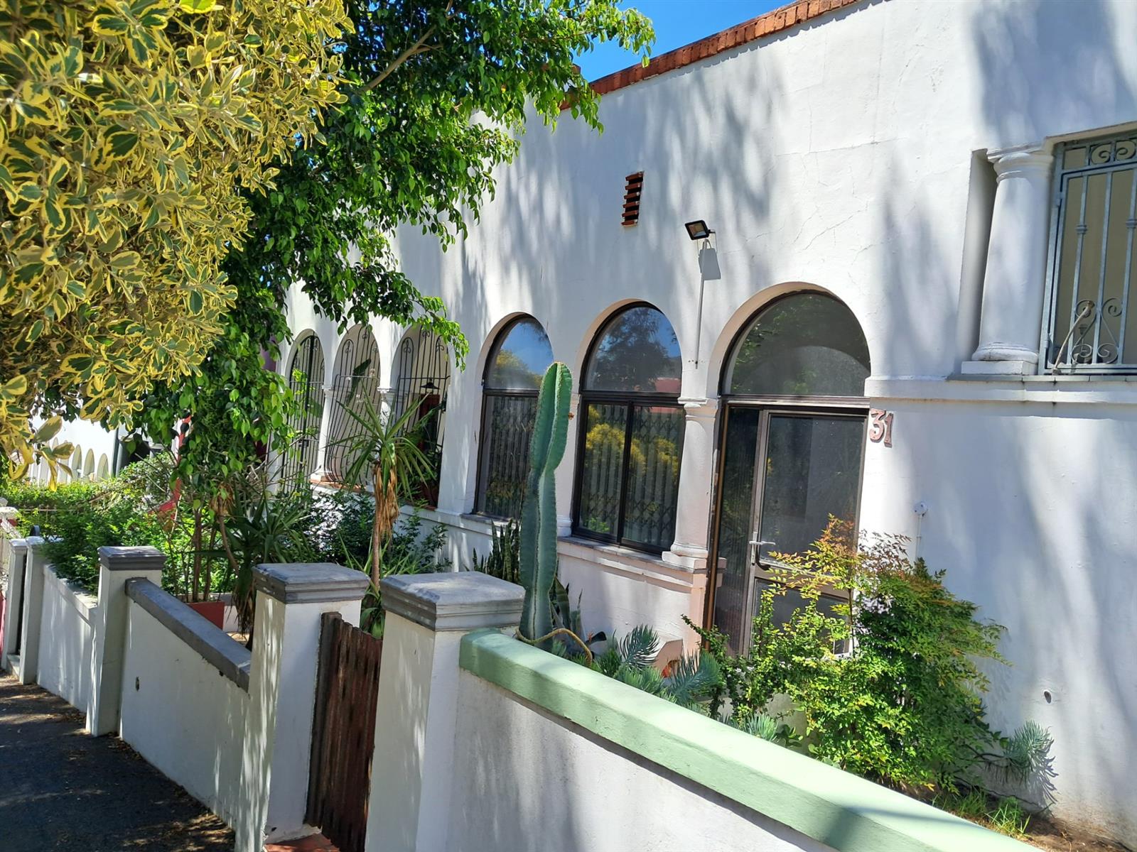 Quaint, Fixer Upper, AirBnB Friendly Cottage For Sale in Zonnebloem
