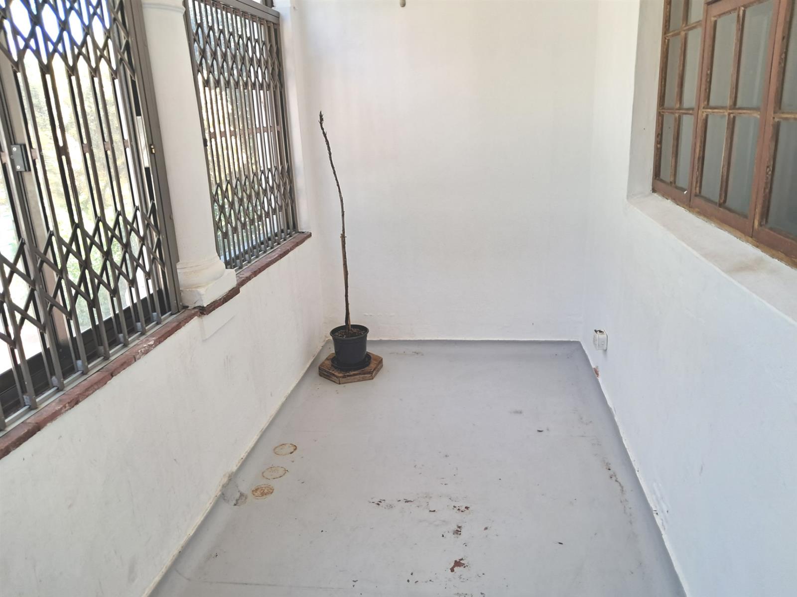 Quaint, Fixer Upper, AirBnB Friendly Cottage For Sale in Zonnebloem
