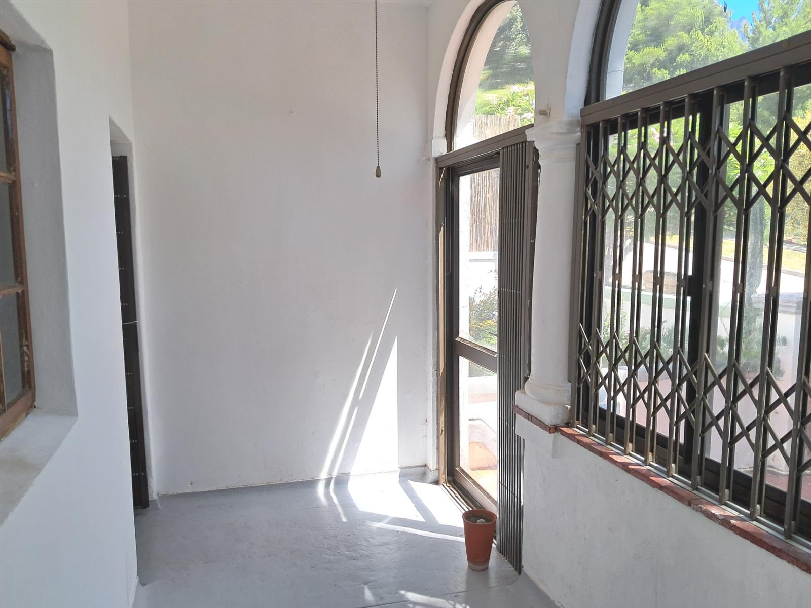 Quaint, Fixer Upper, AirBnB Friendly Cottage For Sale in Zonnebloem