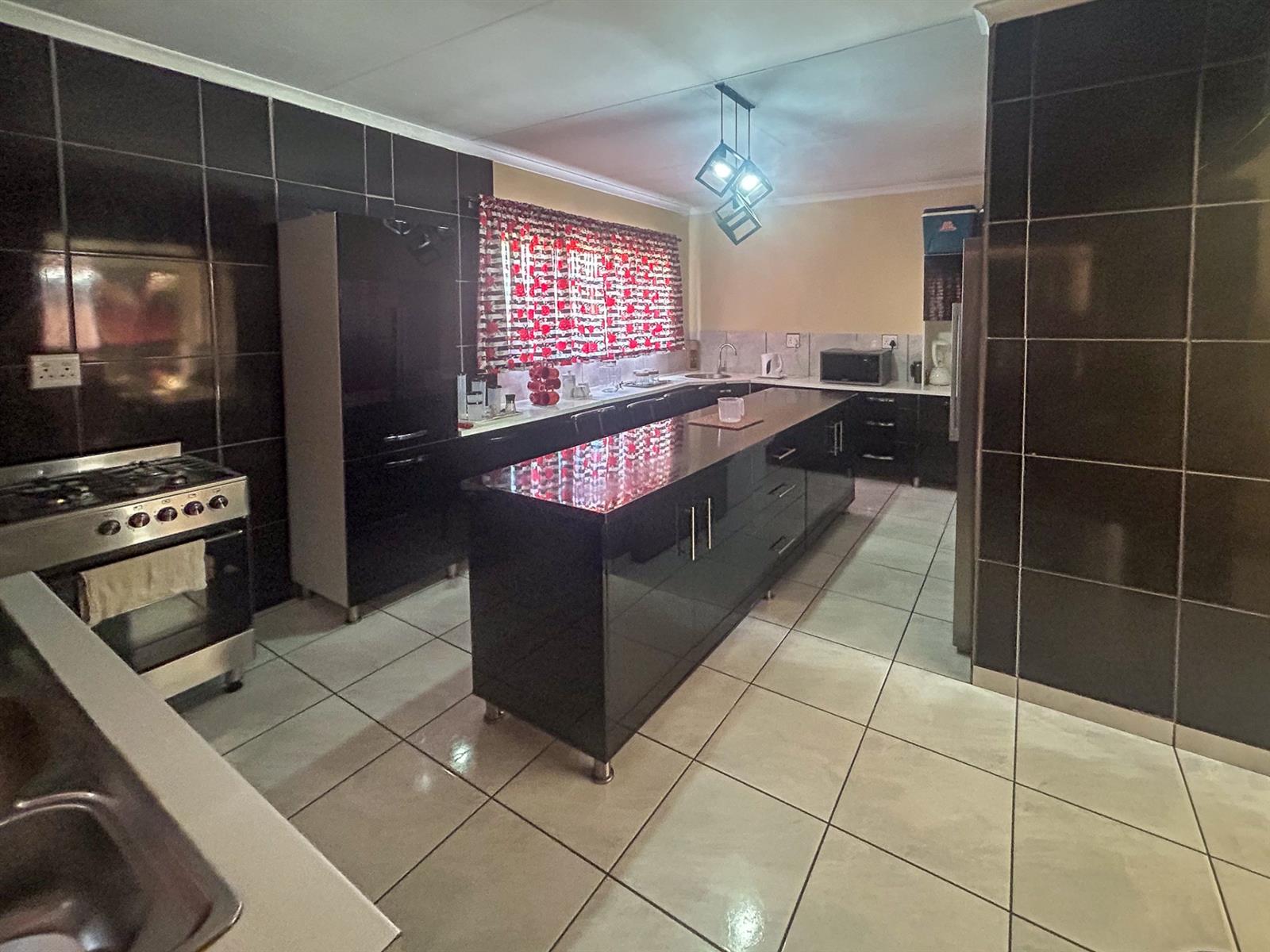 Elegant 4-Bedroom Family Haven with Pool in Upington