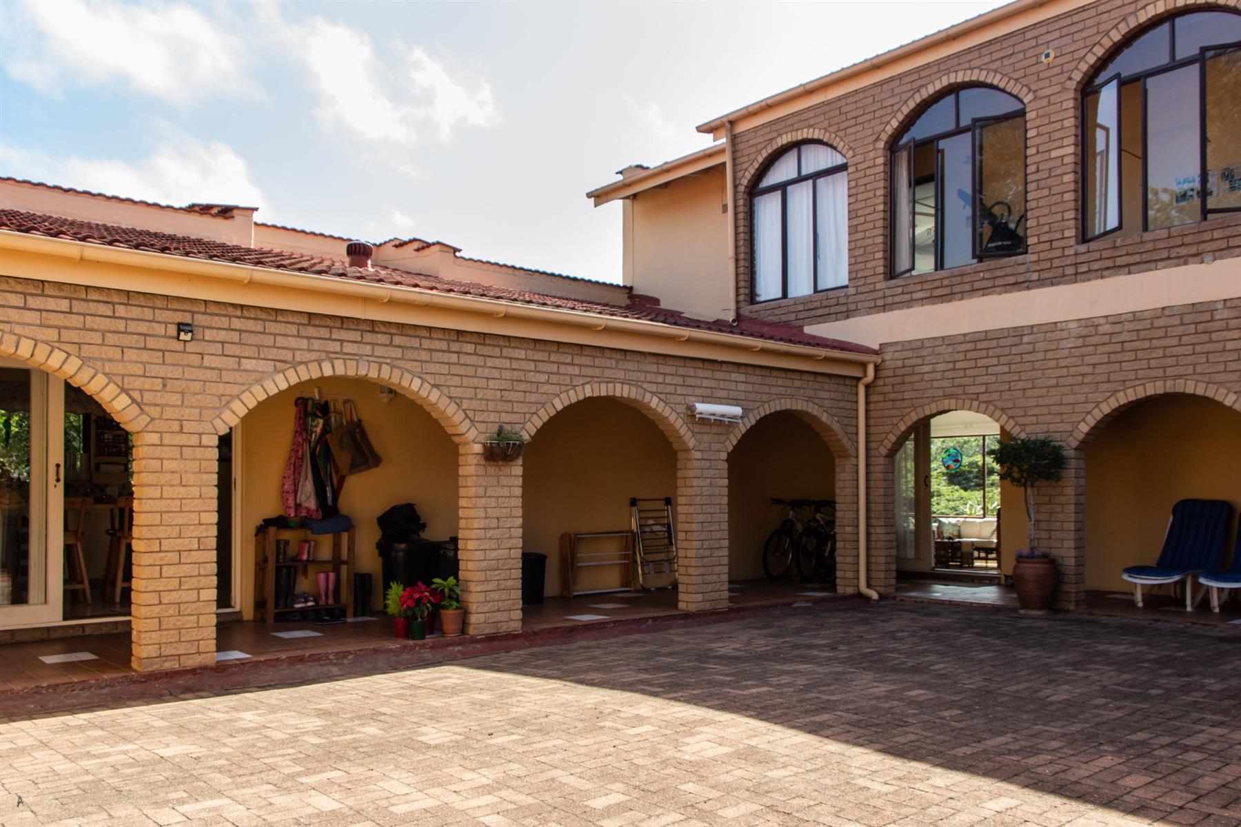 Beautifully Smallholding with 5 bedrooms,4 bathrooms, 2 flatlets surrounded by Nature and Serenity