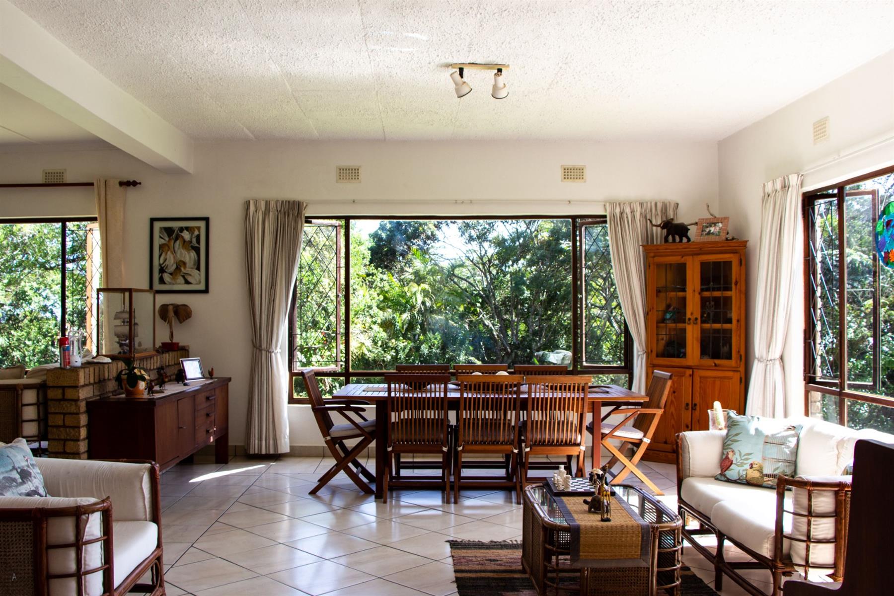 Beautifully Smallholding with 5 bedrooms,4 bathrooms, 2 flatlets surrounded by Nature and Serenity