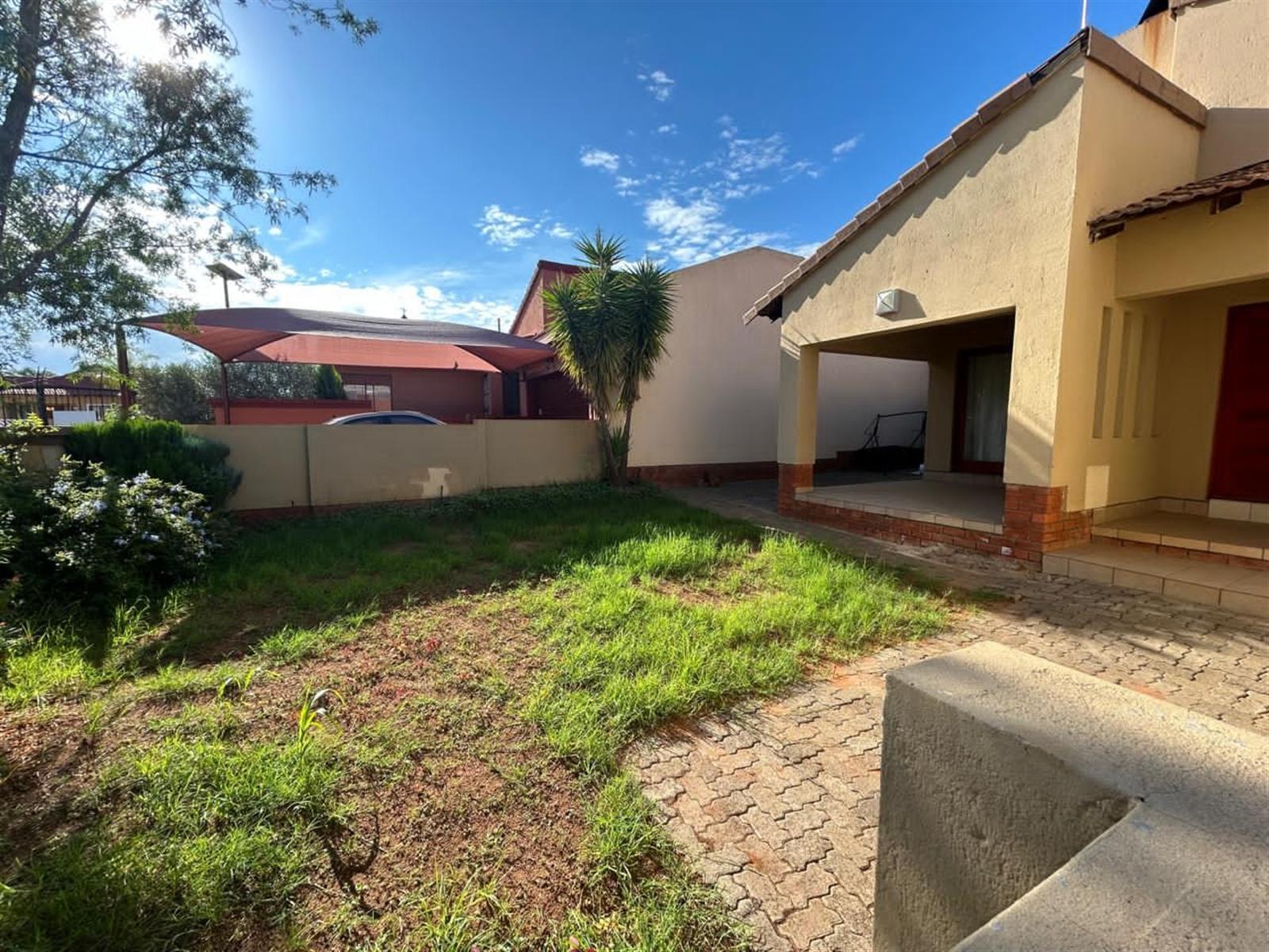 Townhouse in popular area.