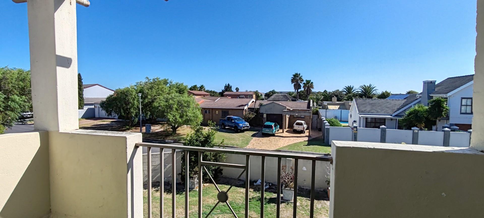 Modern First-Floor Corner Apartment in Sought-After Madison Square Gardens, Parklands