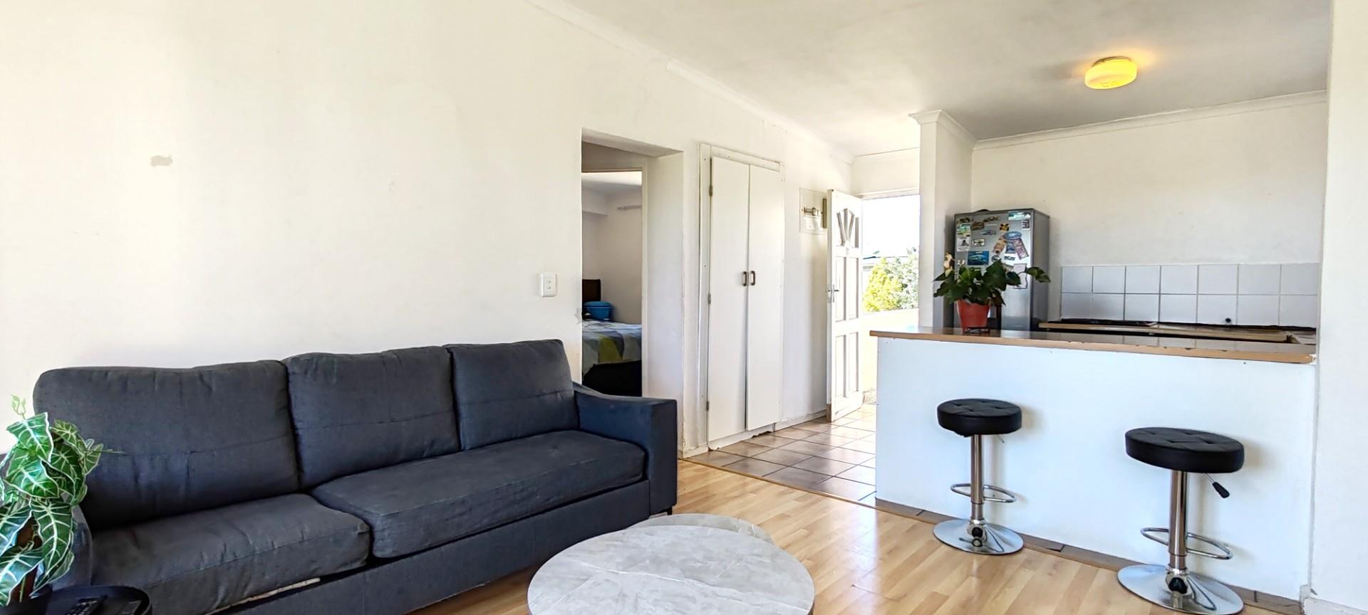 Modern First-Floor Corner Apartment in Sought-After Madison Square Gardens, Parklands