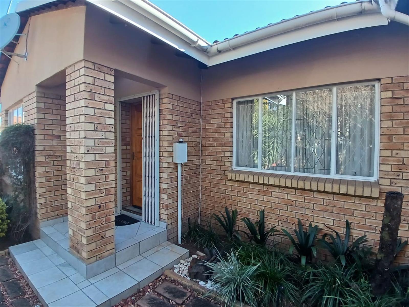 3 Bedroom Townhouse For Sale in Pioneer Park