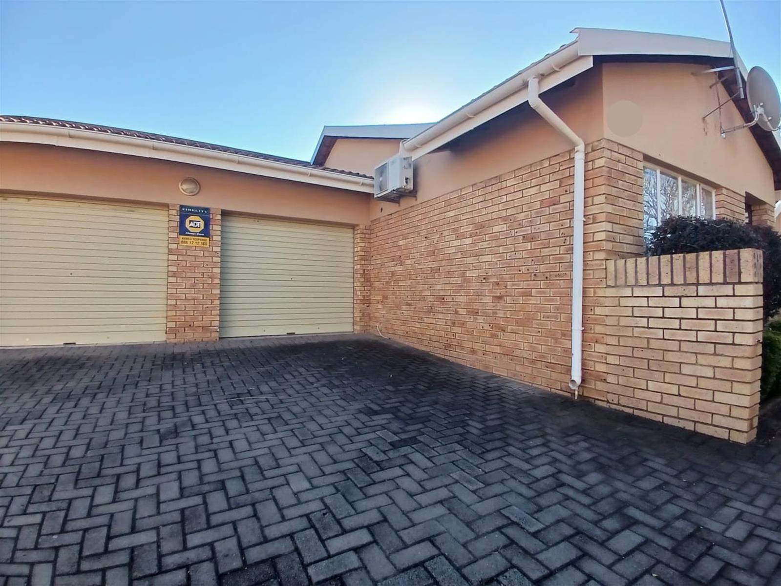 3 Bedroom Townhouse For Sale in Pioneer Park