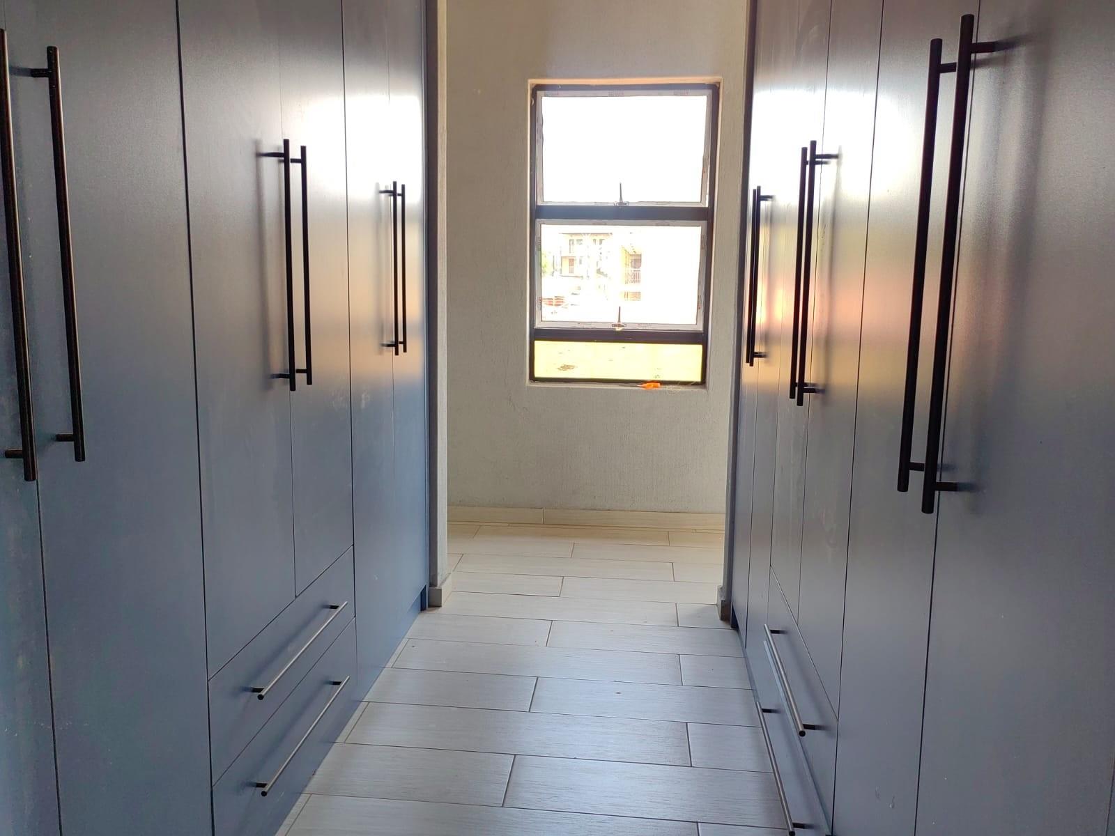 4 Bedroom House For Sale in Karenpark, Akasia