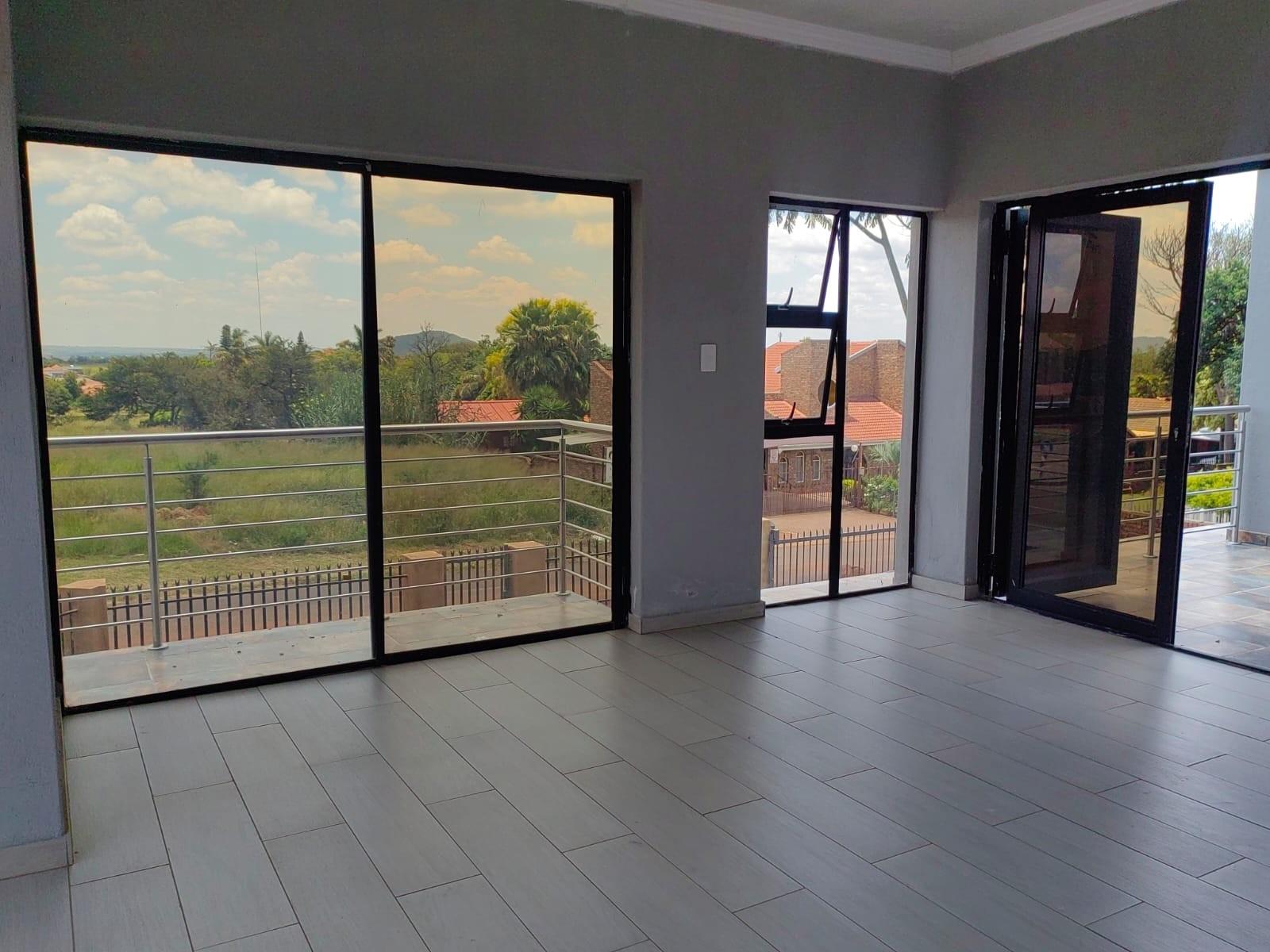 4 Bedroom House For Sale in Karenpark, Akasia