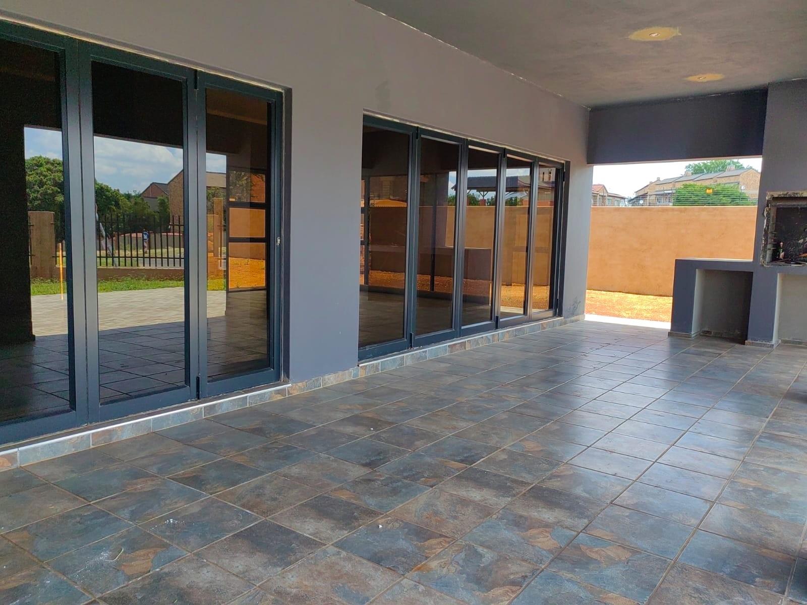 4 Bedroom House For Sale in Karenpark, Akasia