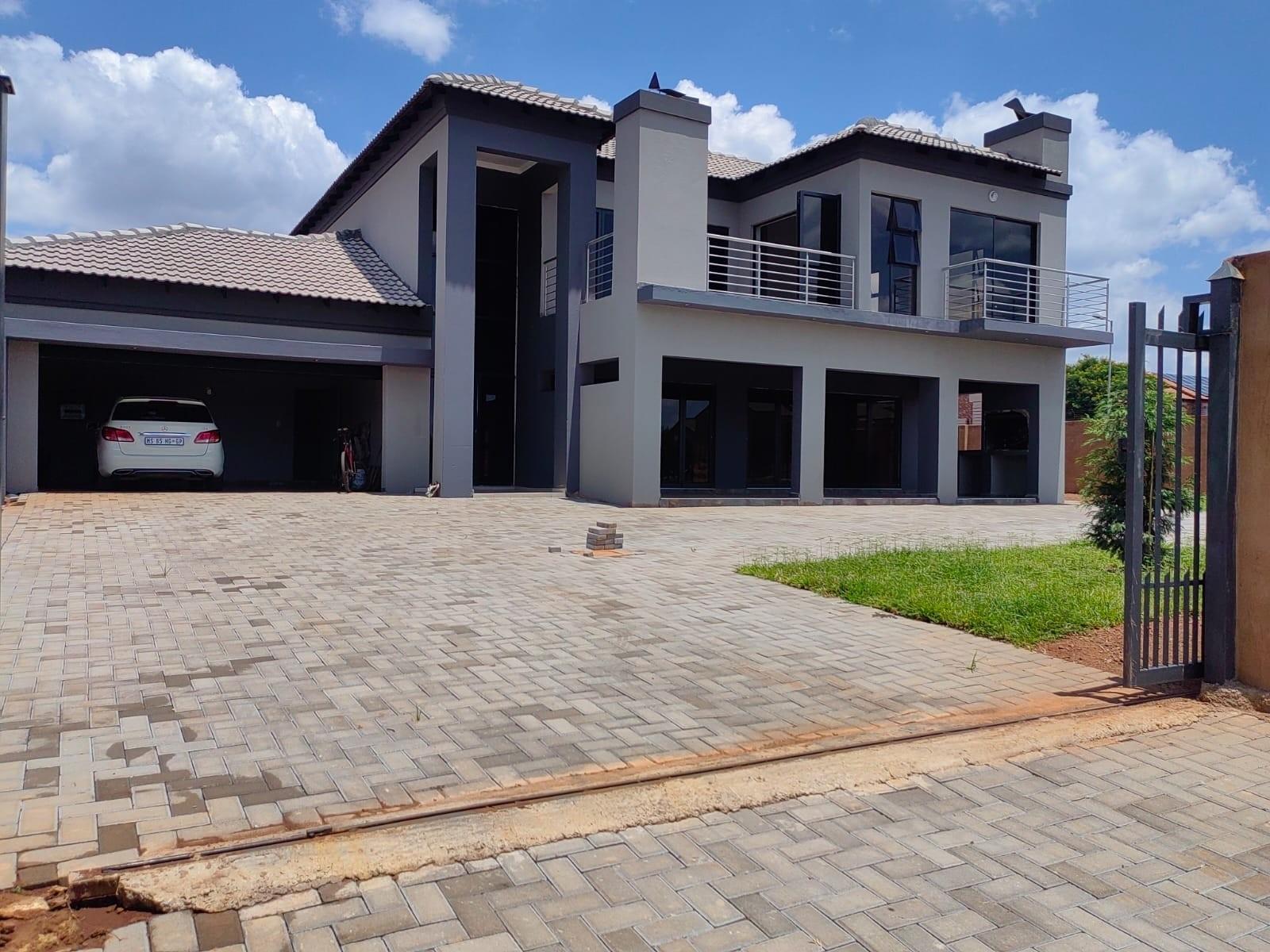 4 Bedroom House For Sale in Karenpark, Akasia