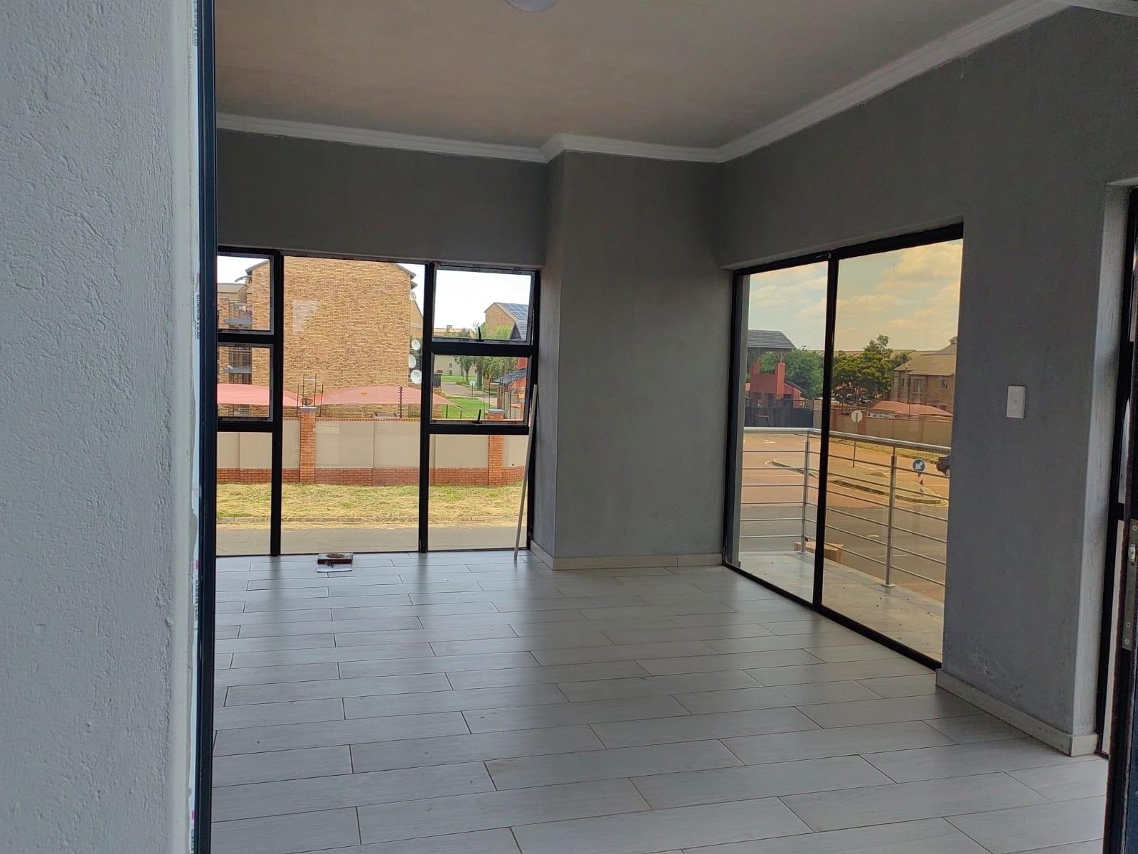 4 Bedroom House For Sale in Karenpark, Akasia