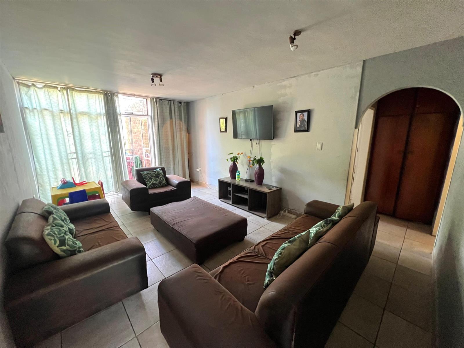 1.5 Bedroom For Sale in Windsor West
