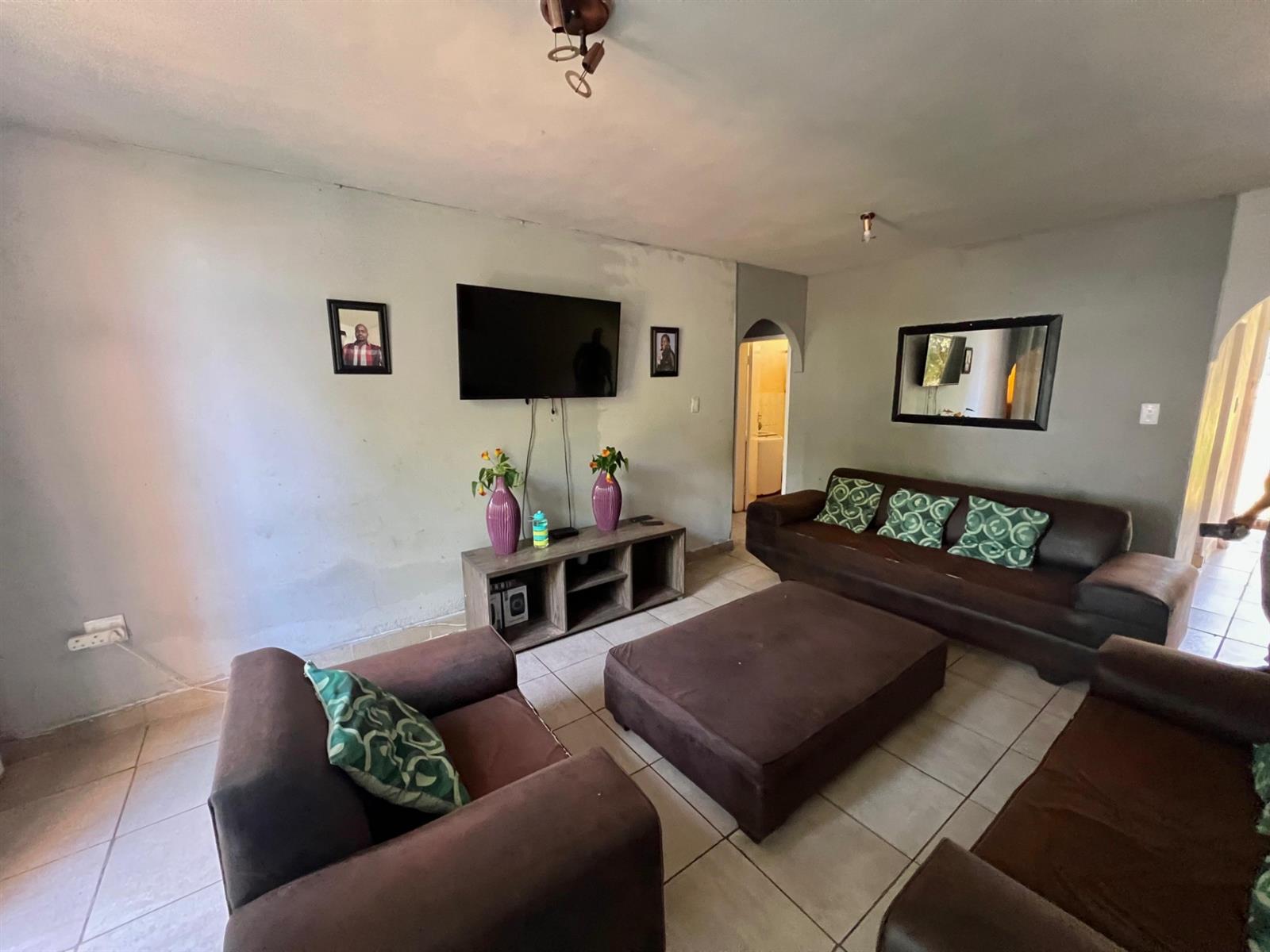 1.5 Bedroom For Sale in Windsor West
