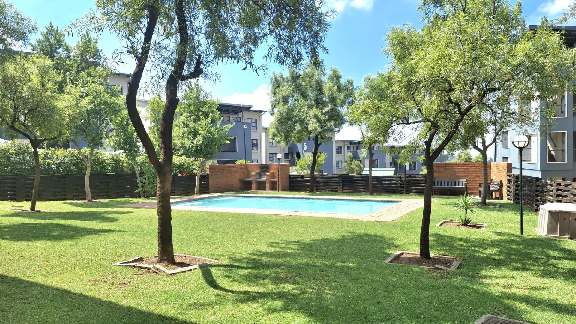 Quiet Top-Floor Living with Space, Light and Privacy