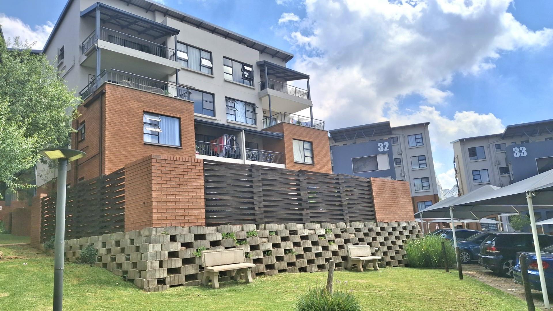 Quiet Top-Floor Living with Space, Light and Privacy