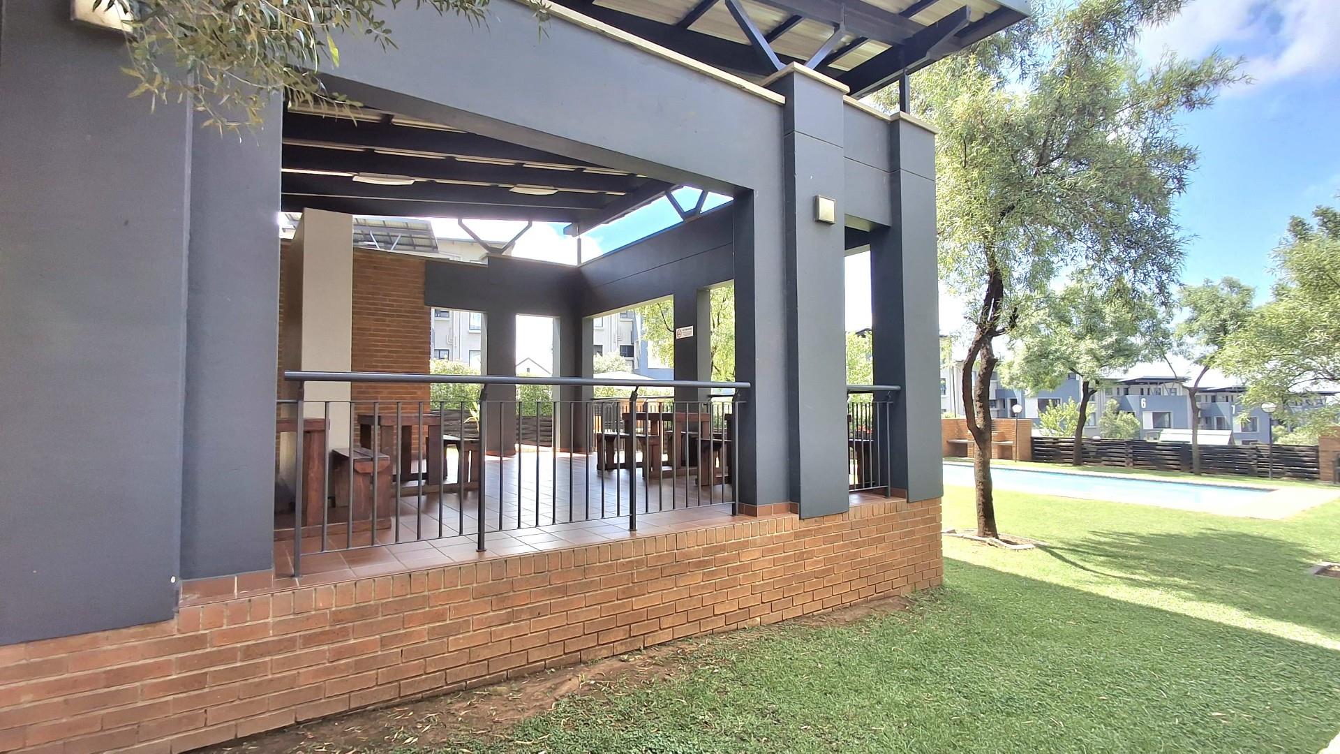Quiet Top-Floor Living with Space, Light and Privacy