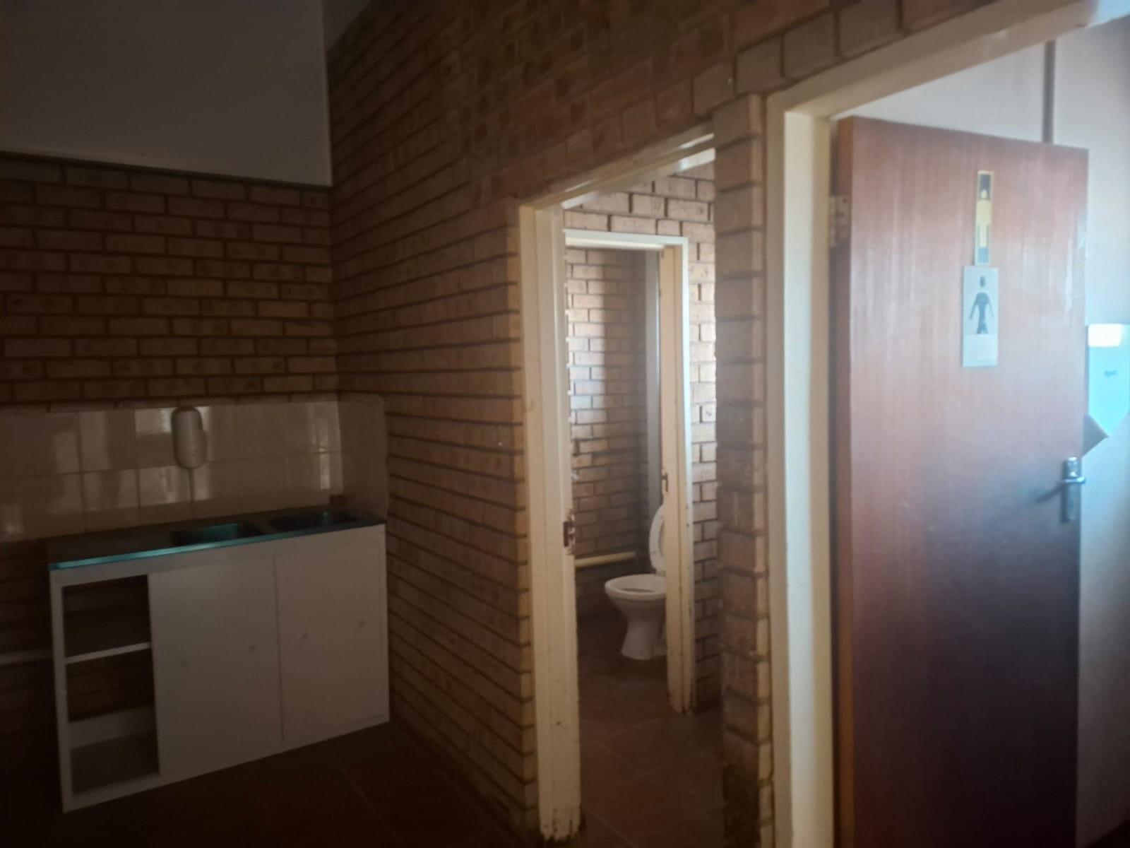 Commercial space To Let