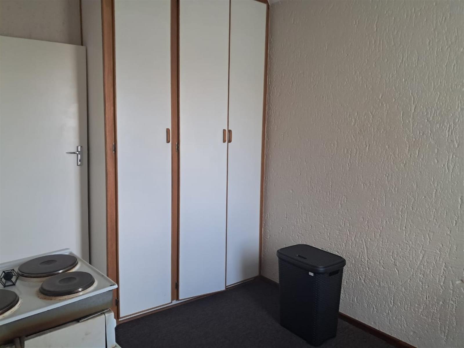 Beautiful 2-Bedroom Upstairs Unit in Secure Complex
