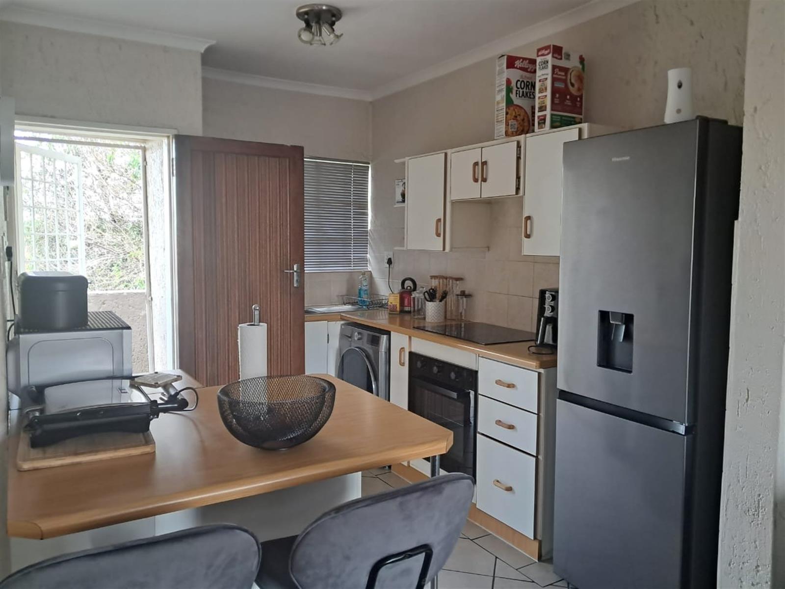 Beautiful 2-Bedroom Upstairs Unit in Secure Complex