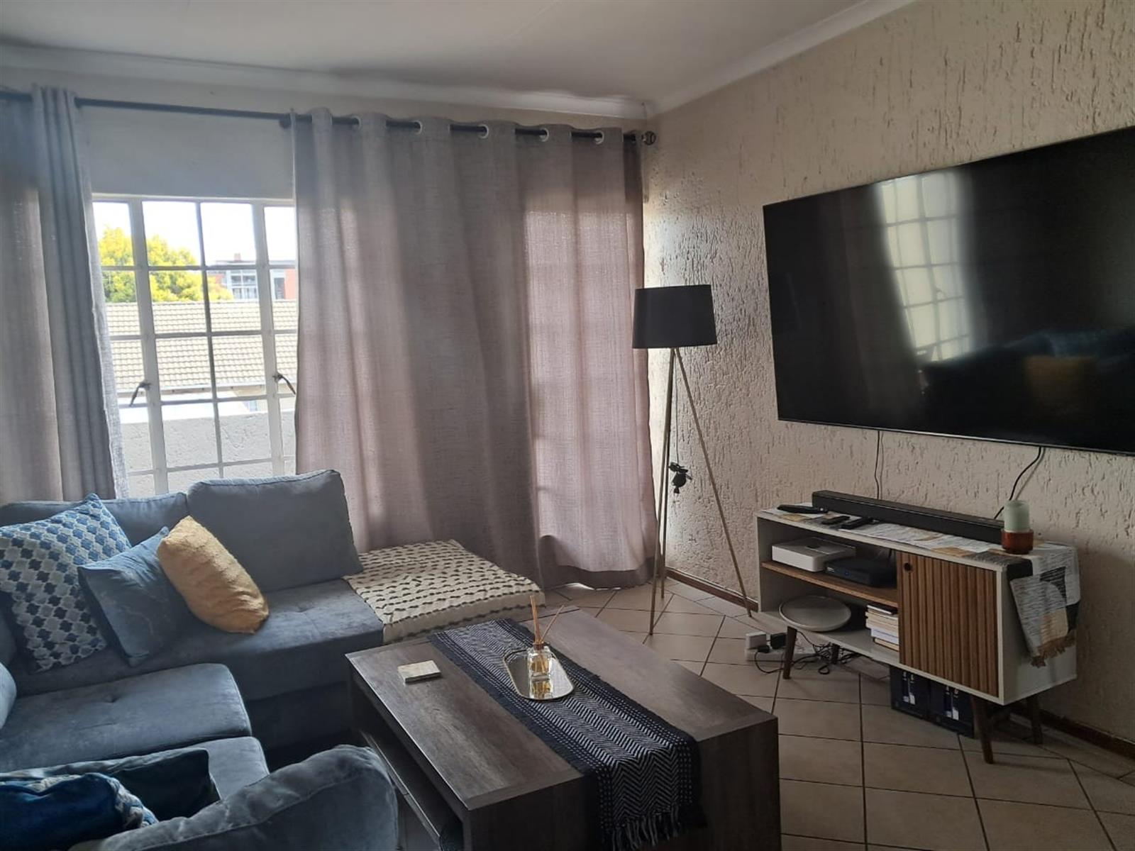 Beautiful 2-Bedroom Upstairs Unit in Secure Complex
