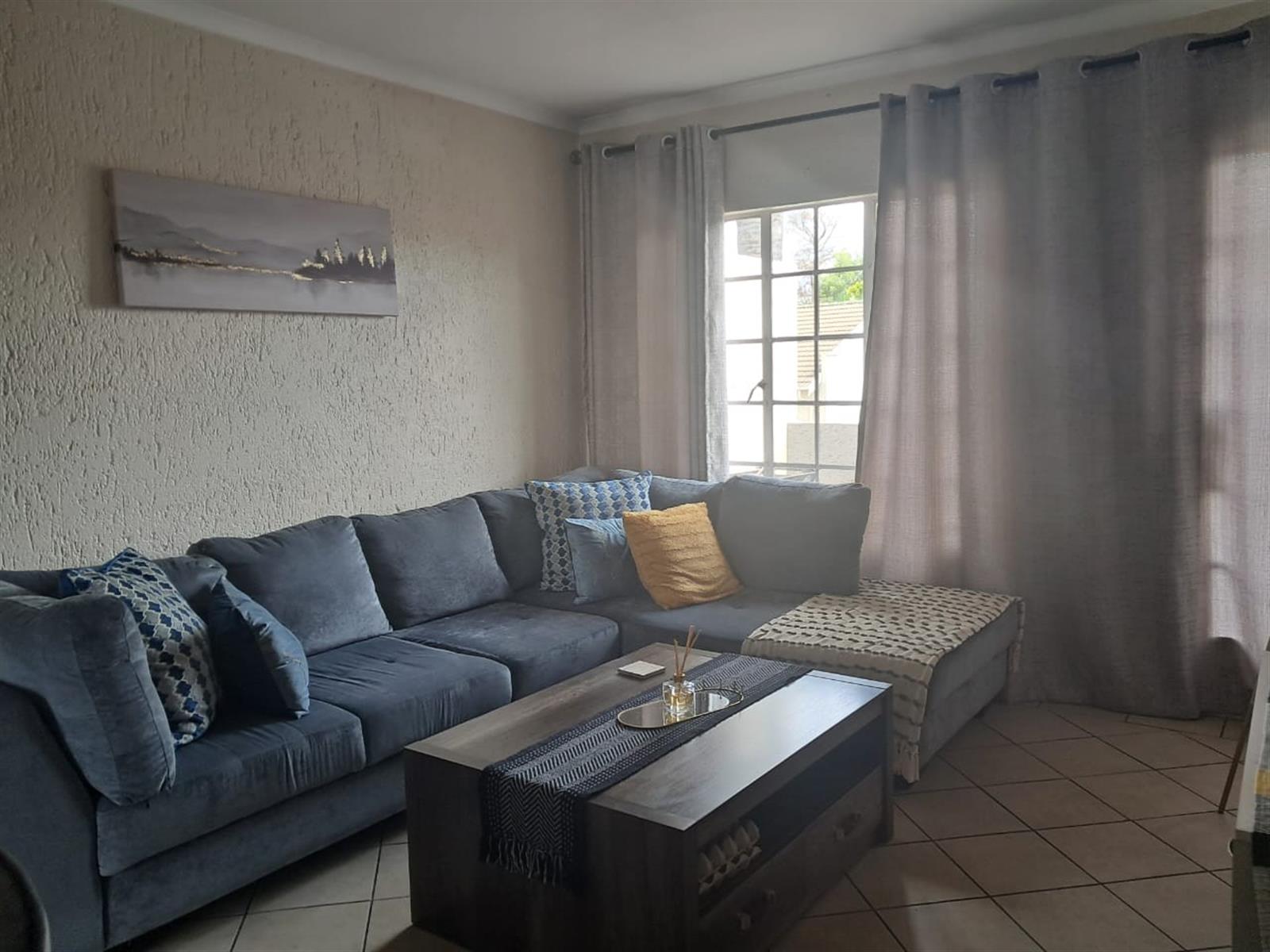 Beautiful 2-Bedroom Upstairs Unit in Secure Complex