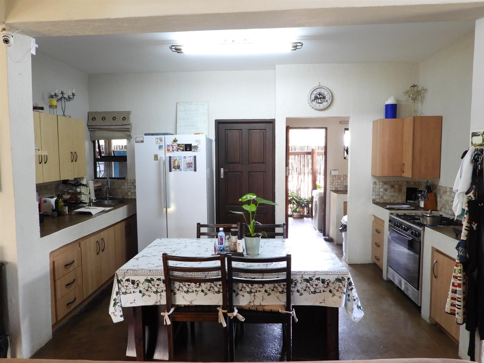 Private Wildlife Estate Living with Modern Comforts and Guest Cottage