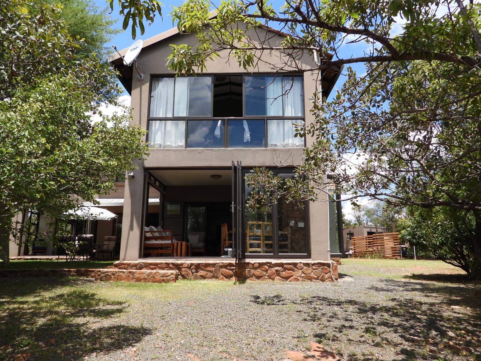 Private Wildlife Estate Living with Modern Comforts and Guest Cottage