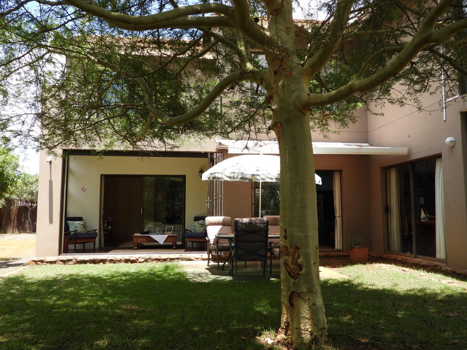 Private Wildlife Estate Living with Modern Comforts and Guest Cottage