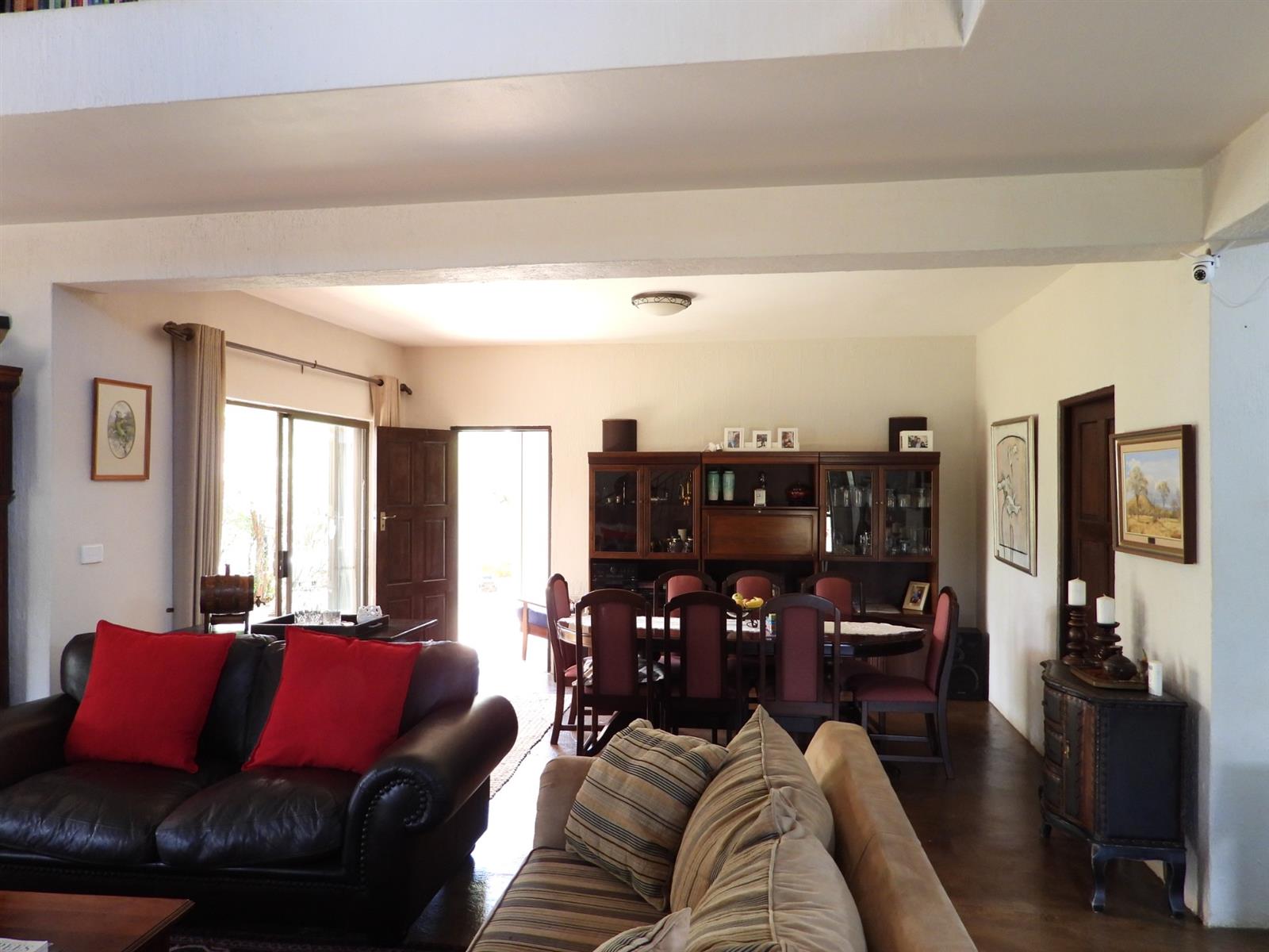 Private Wildlife Estate Living with Modern Comforts and Guest Cottage