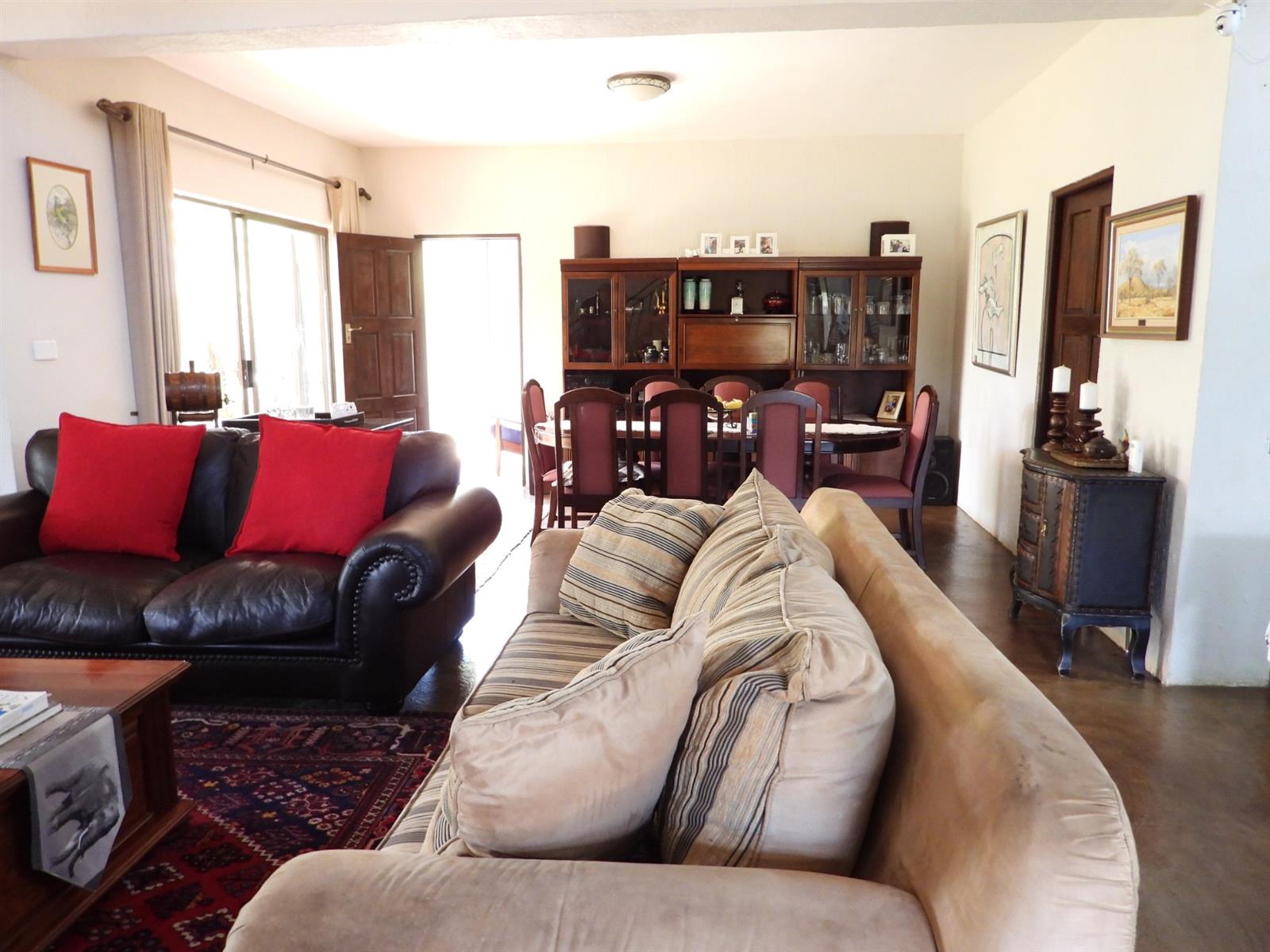 Private Wildlife Estate Living with Modern Comforts and Guest Cottage