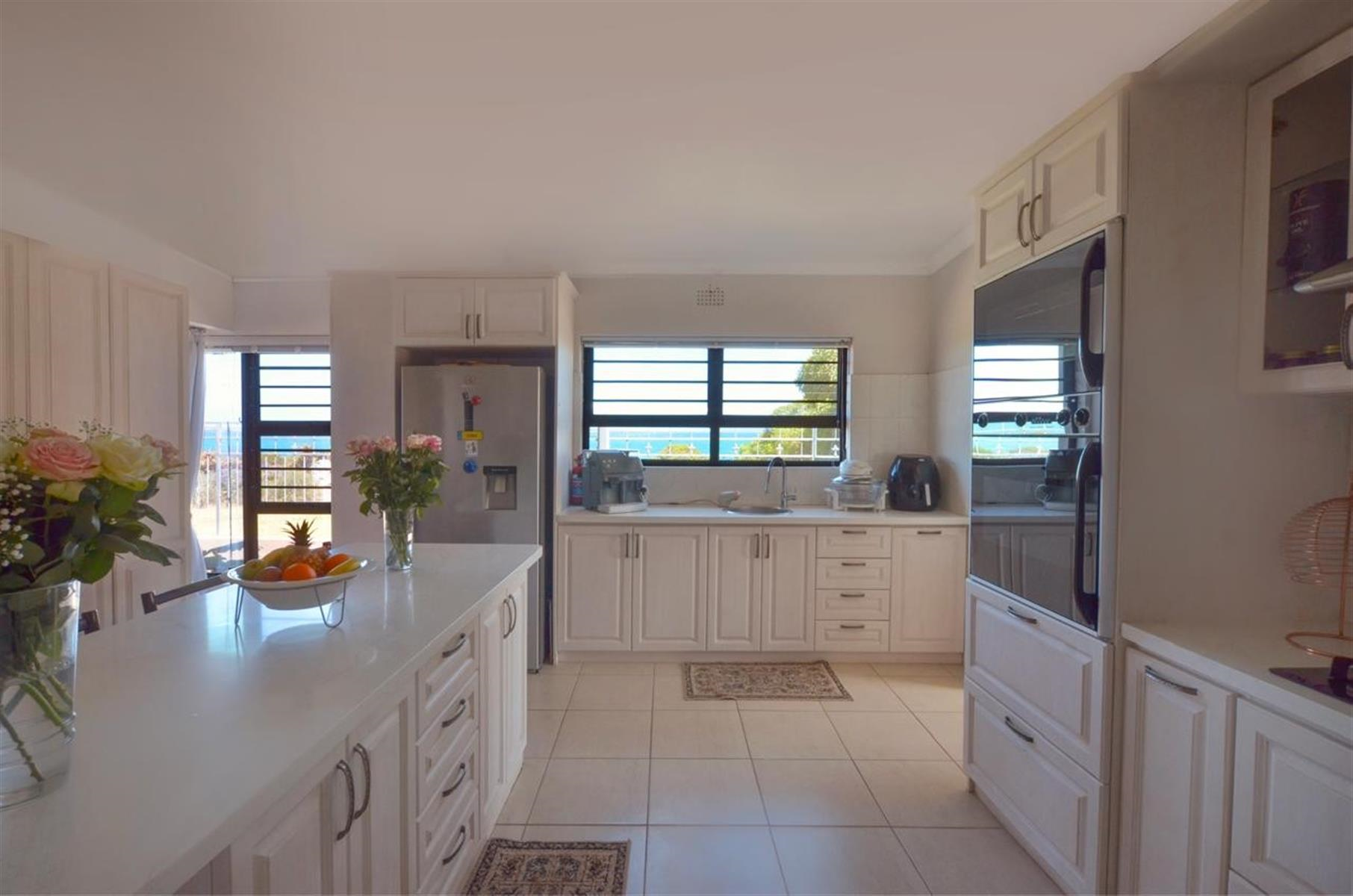 Rare Absolute Beachfront 7 Suite Beach House with Spa - Direct Beach Access