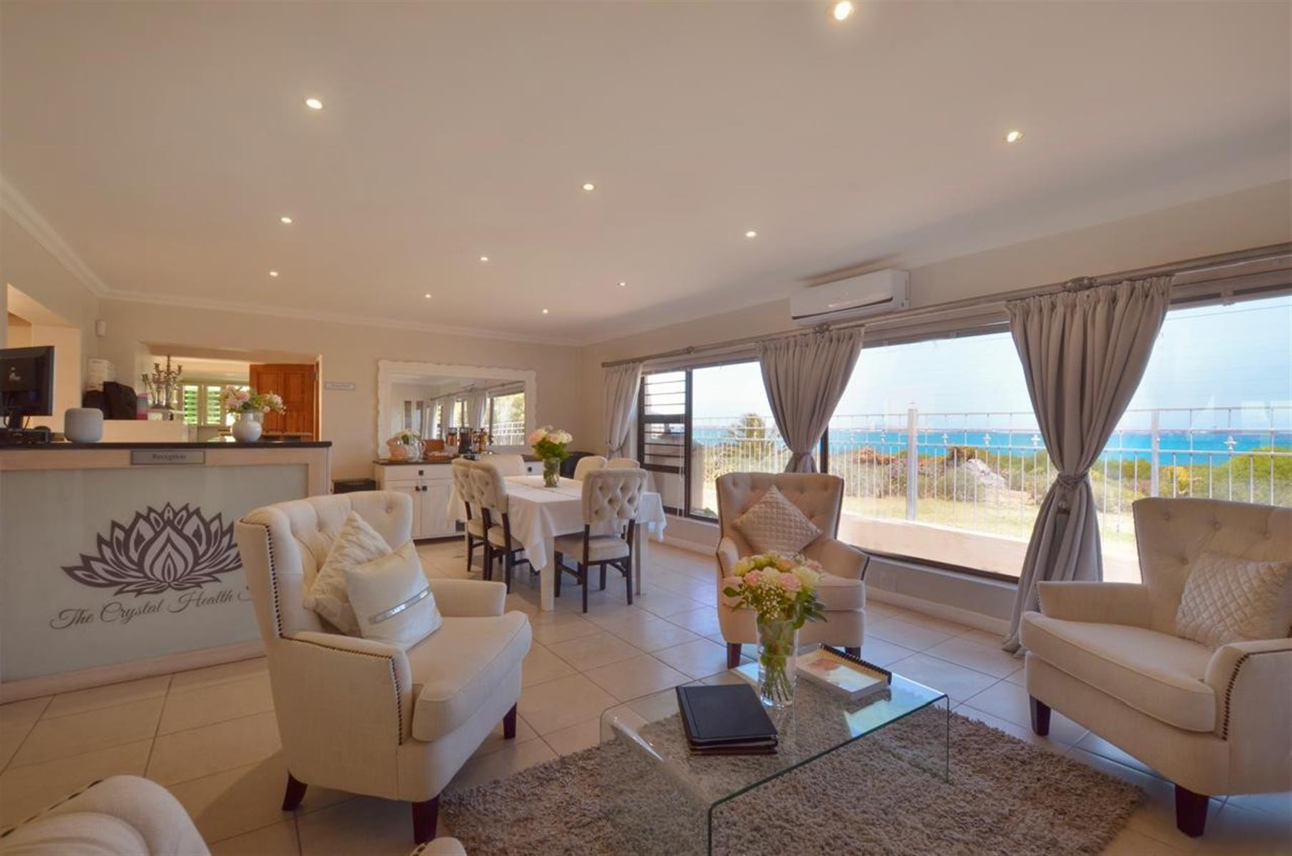 Rare Absolute Beachfront 7 Suite Beach House with Spa - Direct Beach Access