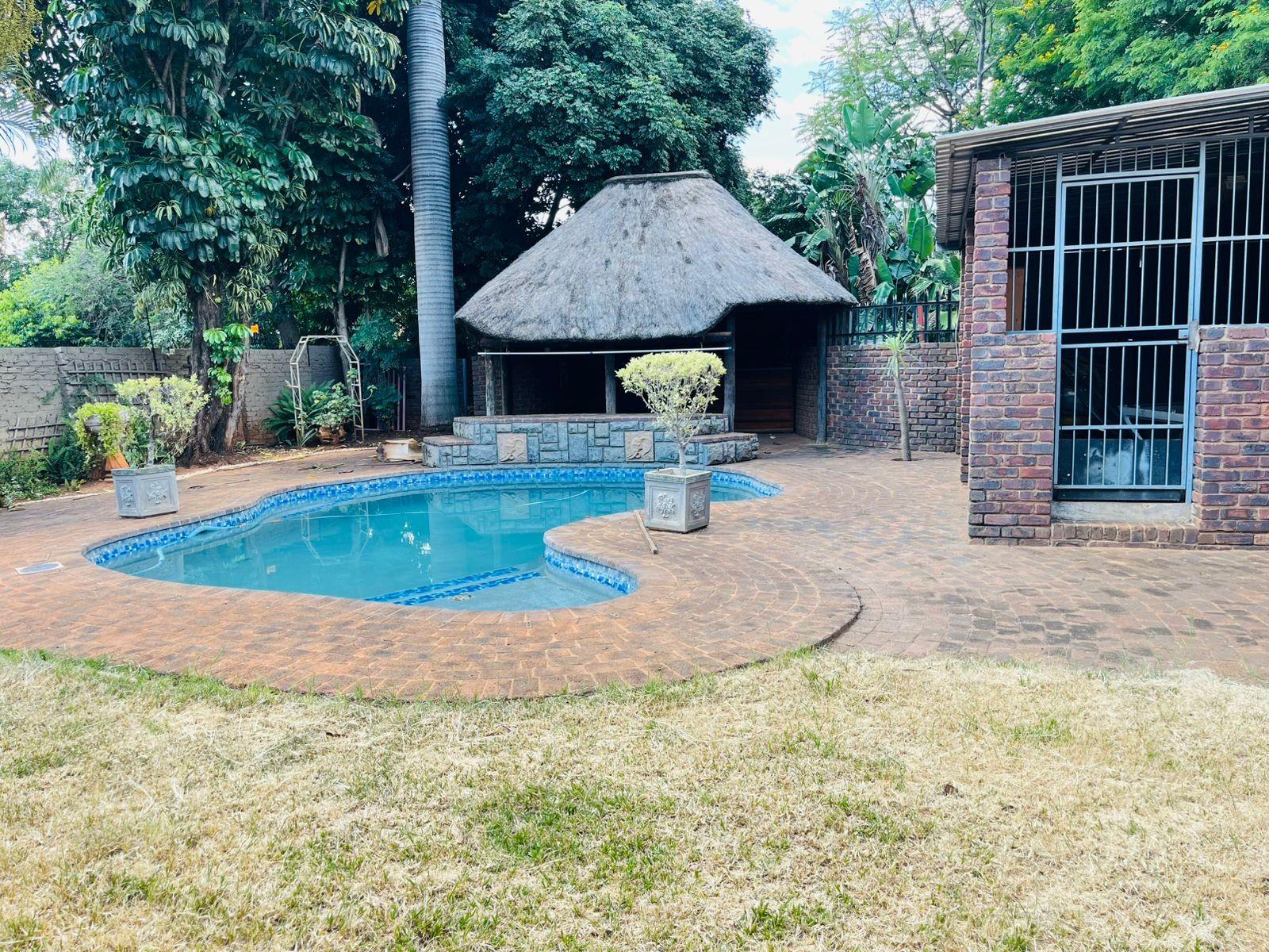 Entertainer’s Dream! 5-Bedroom Home with Pool, Lapa and Loft