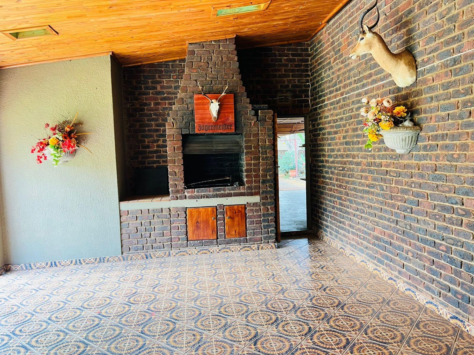 Entertainer’s Dream! 5-Bedroom Home with Pool, Lapa and Loft