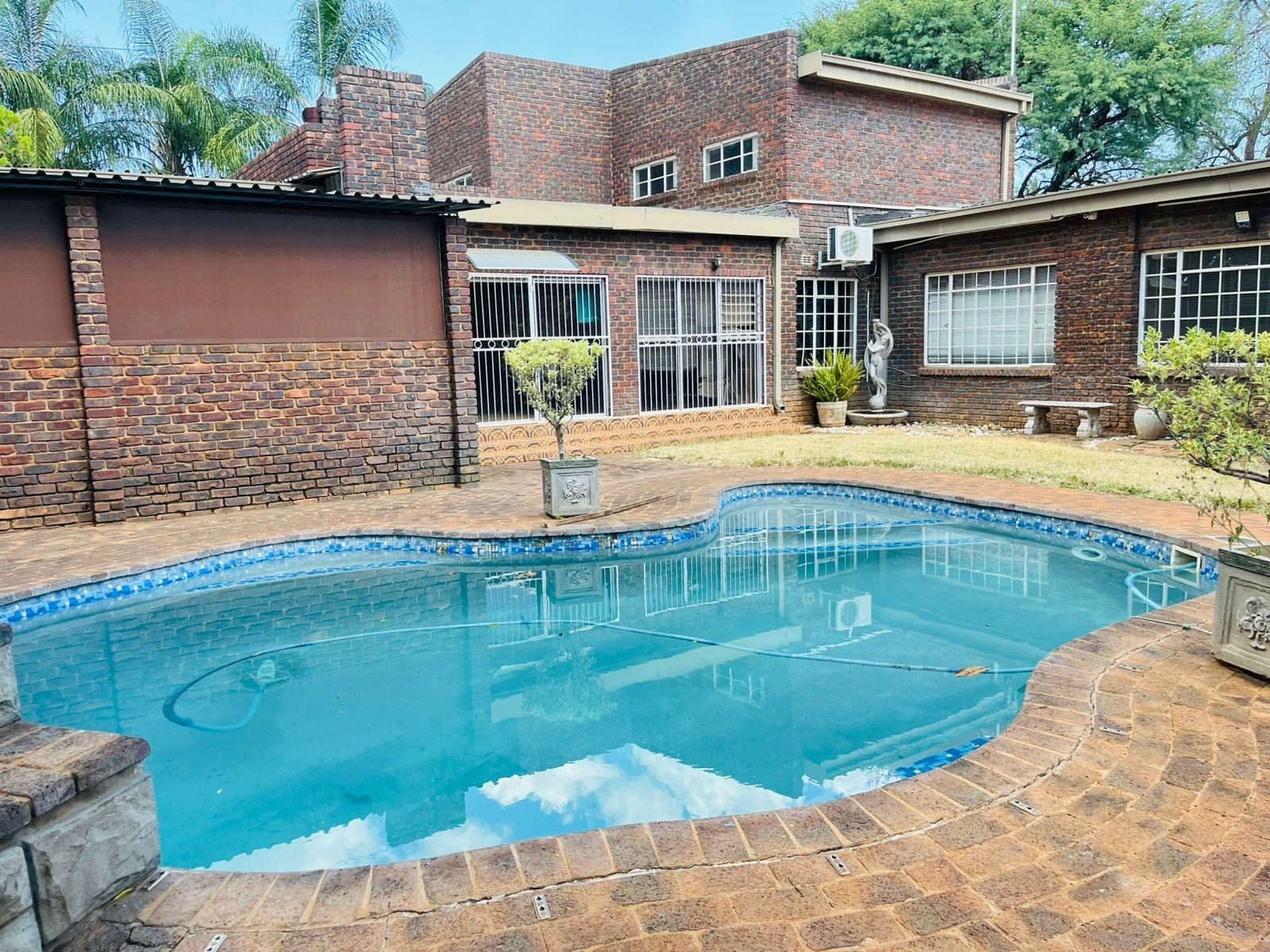 Entertainer’s Dream! 5-Bedroom Home with Pool, Lapa and Loft