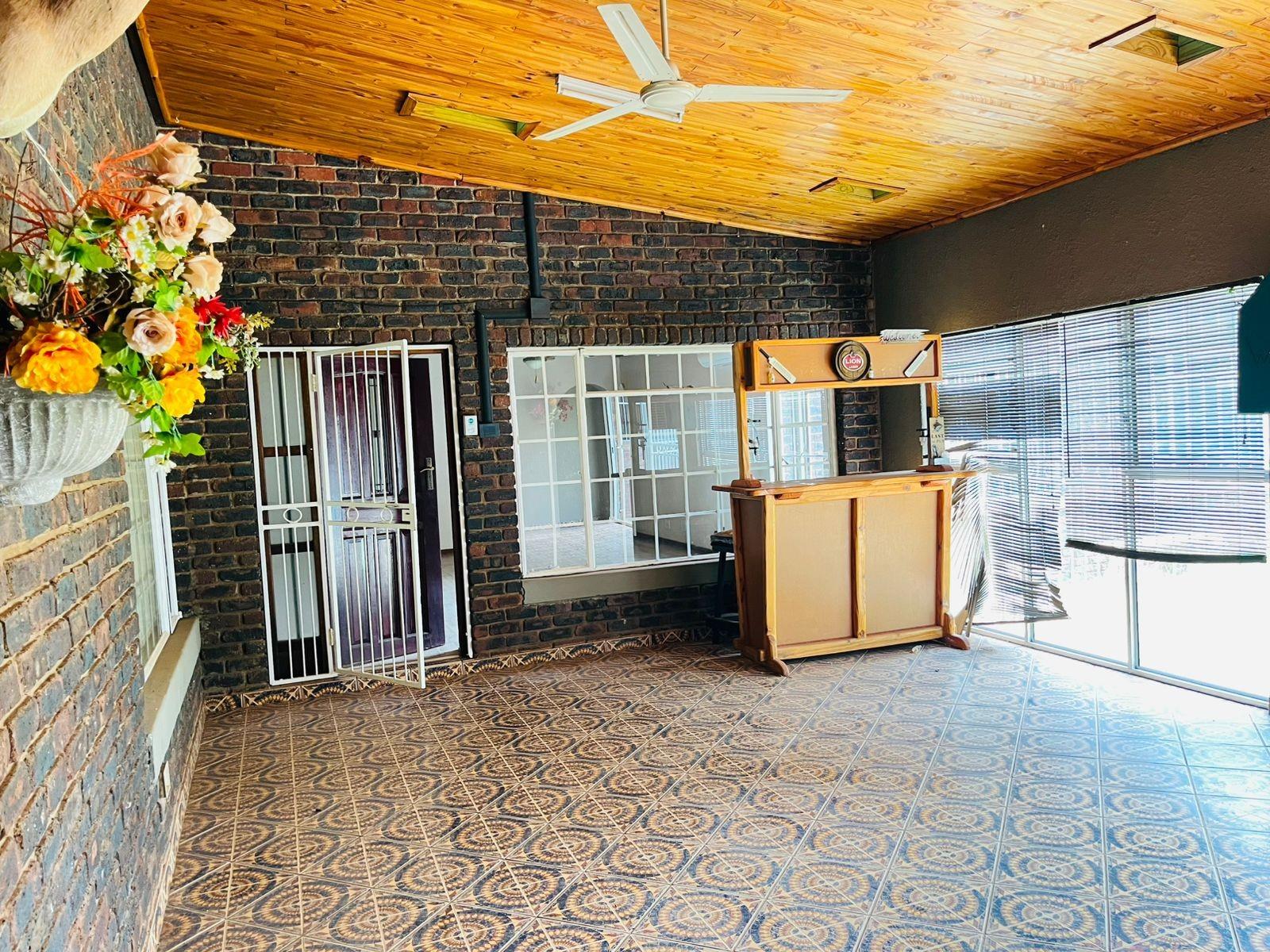 Entertainer’s Dream! 5-Bedroom Home with Pool, Lapa and Loft