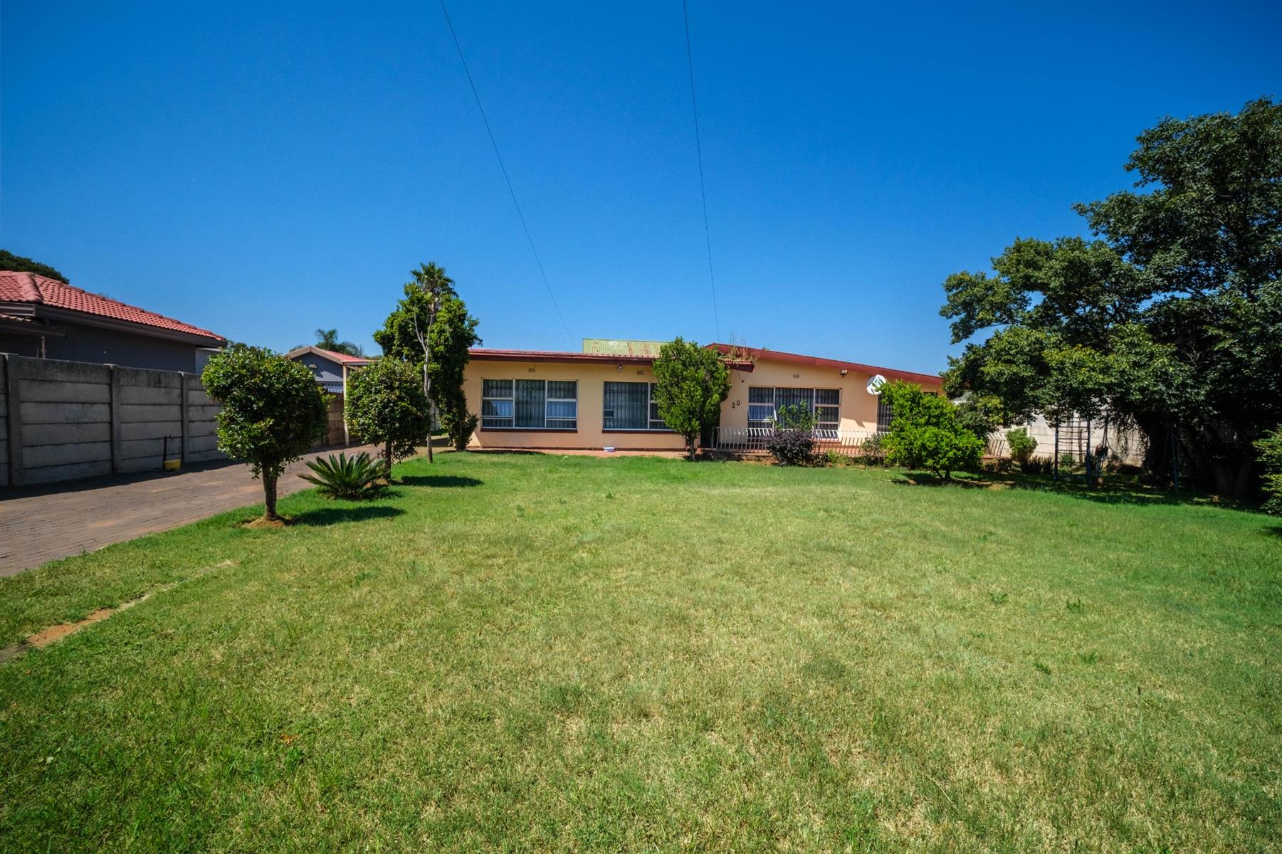 3 Bedroom 2 Flatlet House For Sale in Witpoortjie, Roodepoort