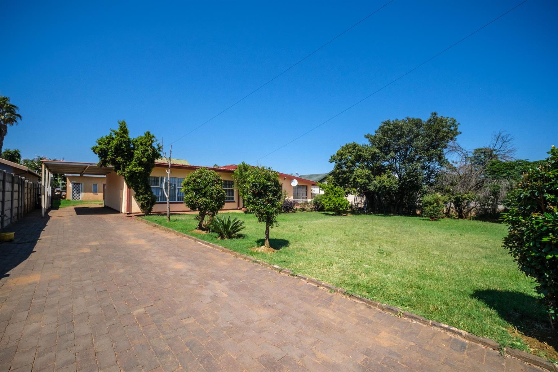 3 Bedroom 2 Flatlet House For Sale in Witpoortjie, Roodepoort