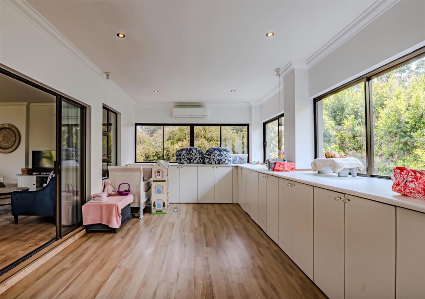 Rare Double-Stand Masterpiece (Space, Privacy And Entertainment Come Together)