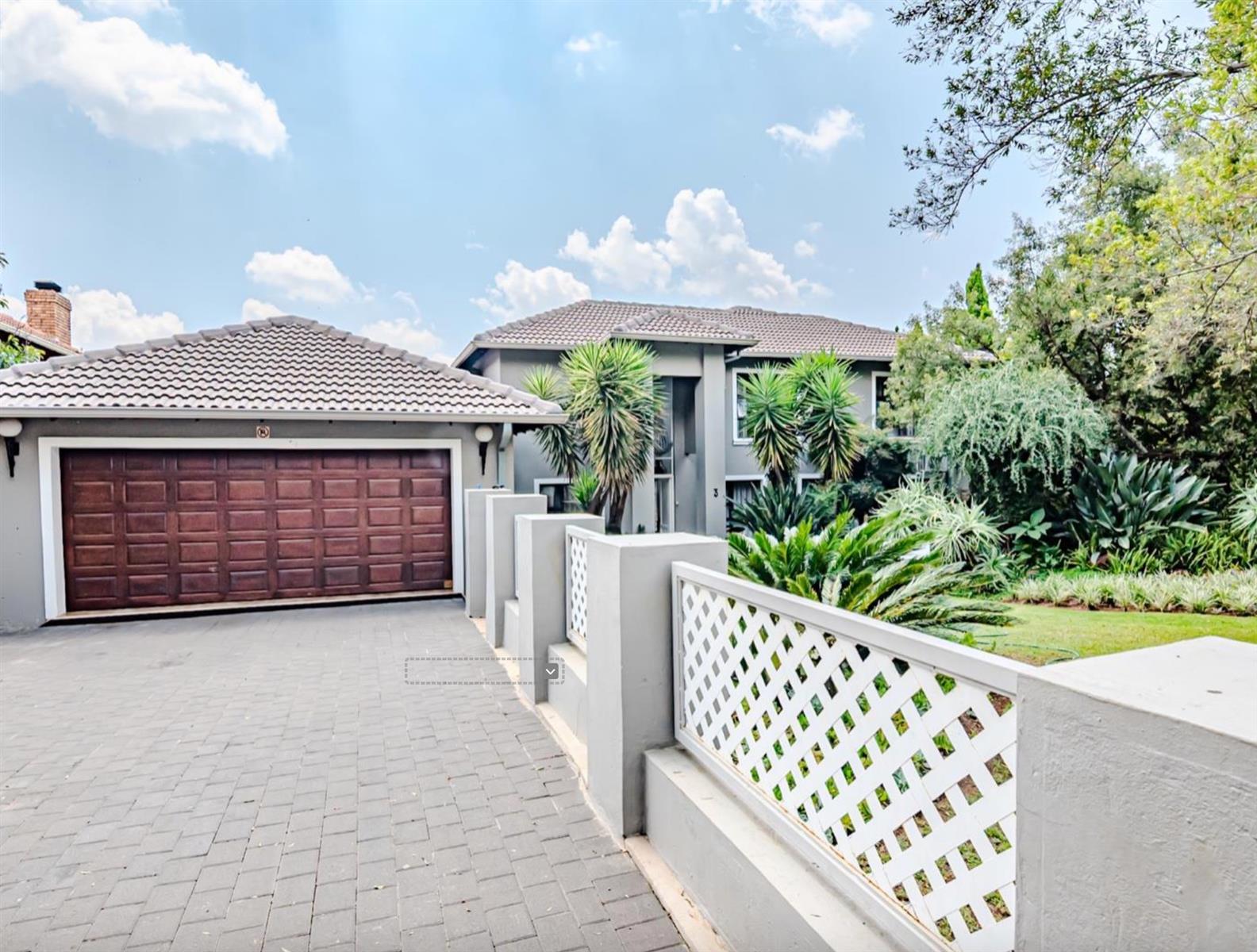 Rare Double-Stand Masterpiece (Space, Privacy And Entertainment Come Together)