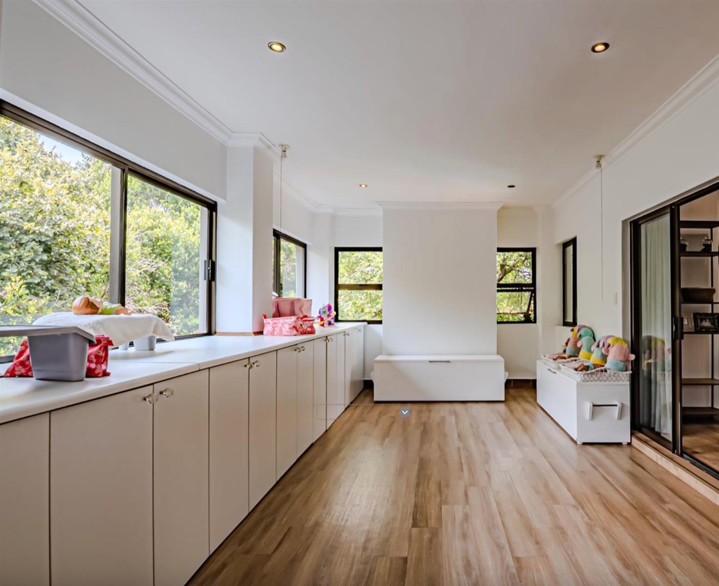 Rare Double-Stand Masterpiece (Space, Privacy And Entertainment Come Together)