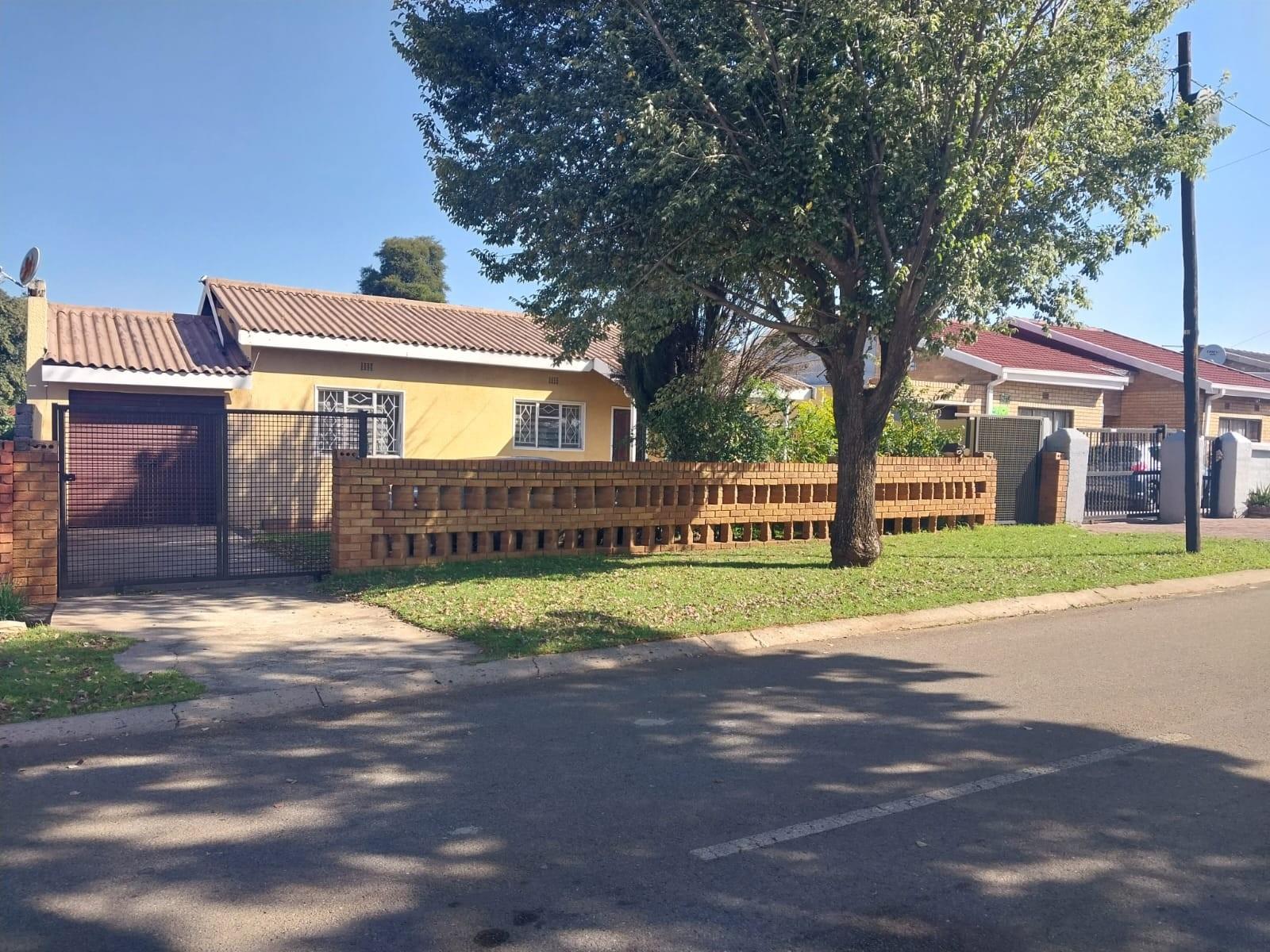 3 Bedroom House For Sale in Pimville, Soweto