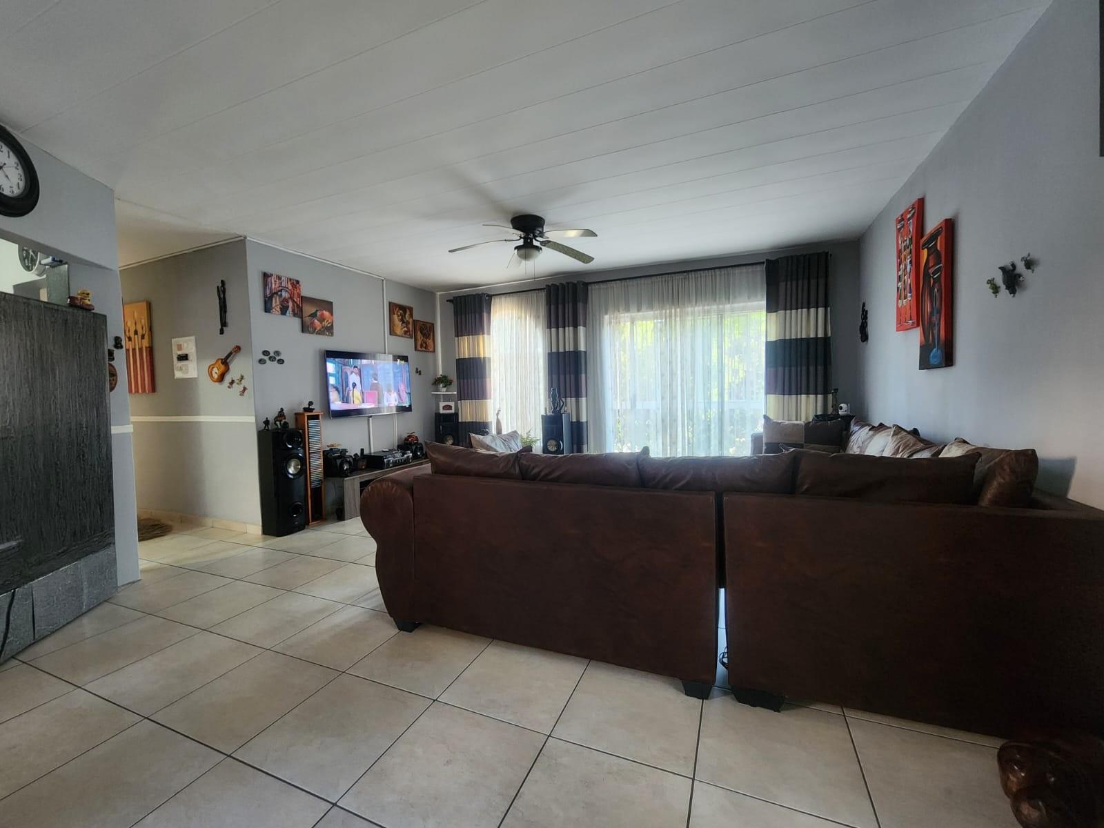 2 Bedroom, 2 bathroom, Apartment For Sale in South Crest, Alberton