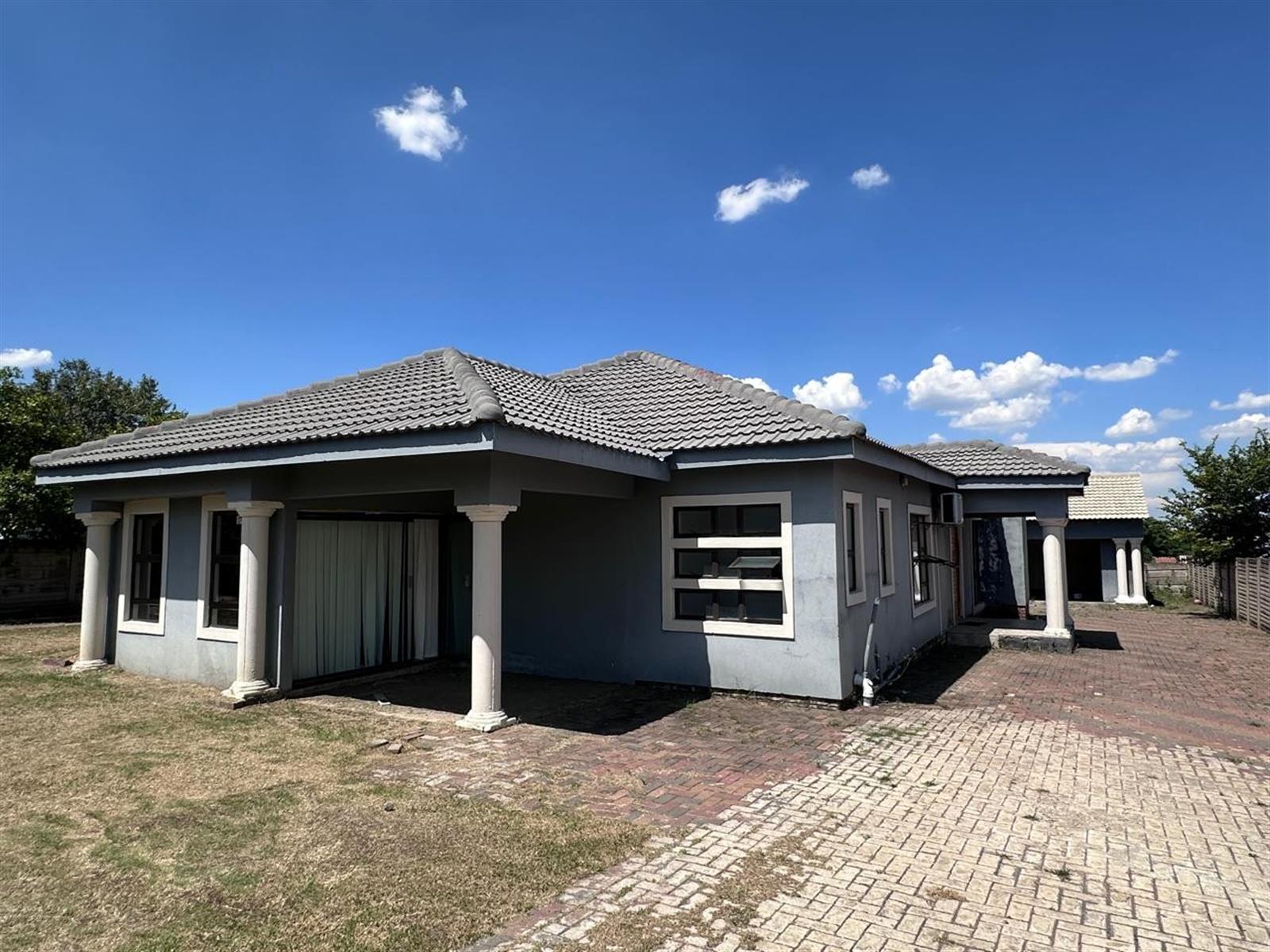 Stylish Renovated 3 Bedroom Home in Amajuba Park.