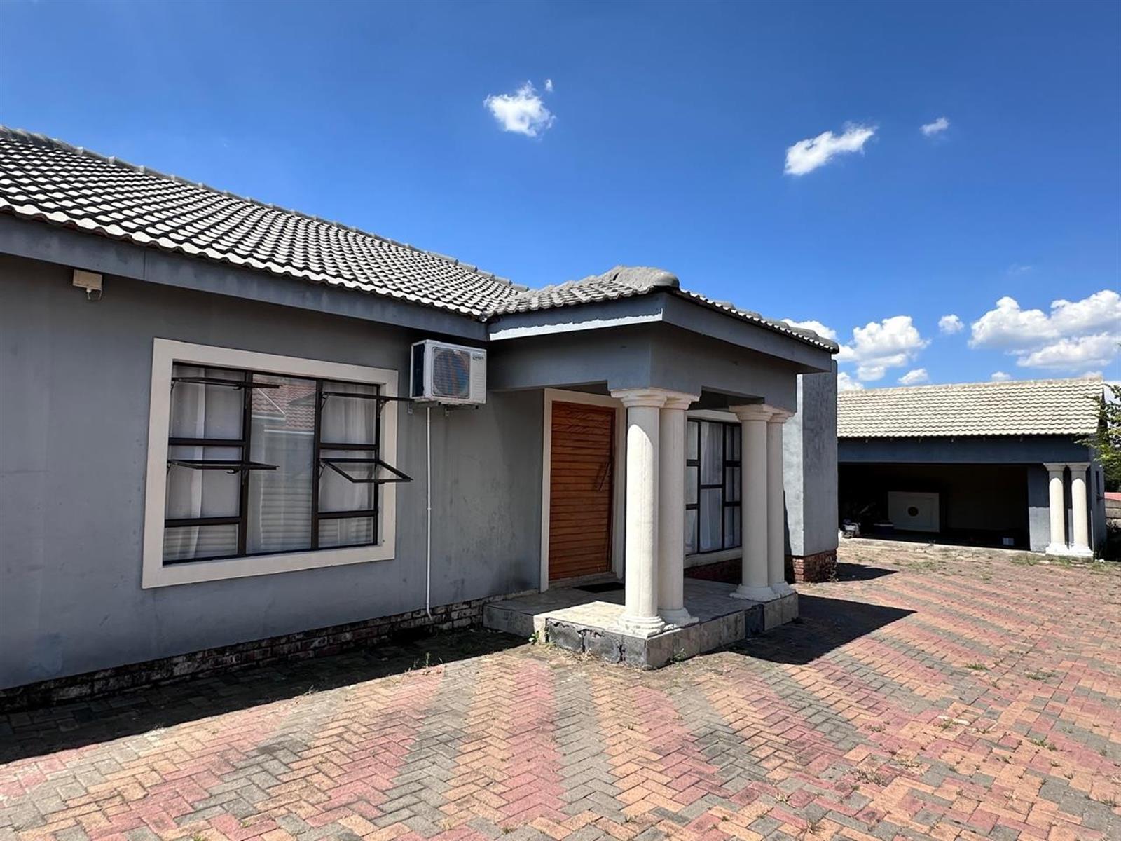 Stylish Renovated 3 Bedroom Home in Amajuba Park.