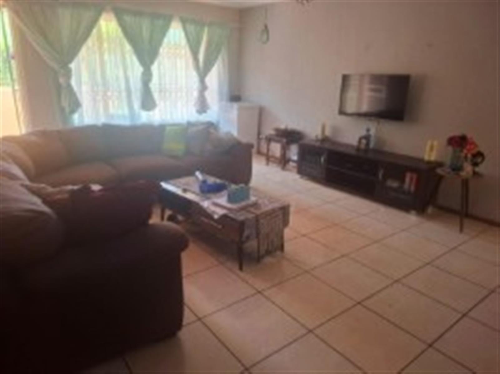 Ground Floor 2 Bedroom Apartment with Garden